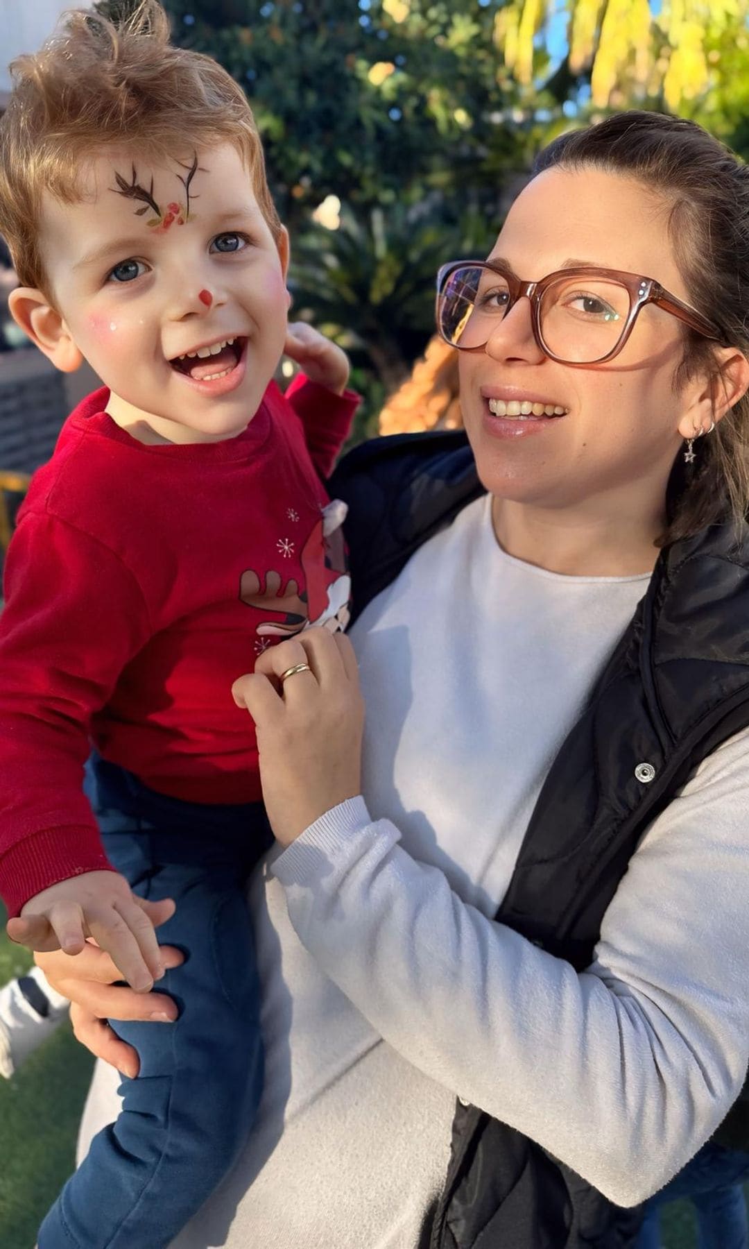 Oriol, con síndrome de Angelman, en brazos de su madre, Gala