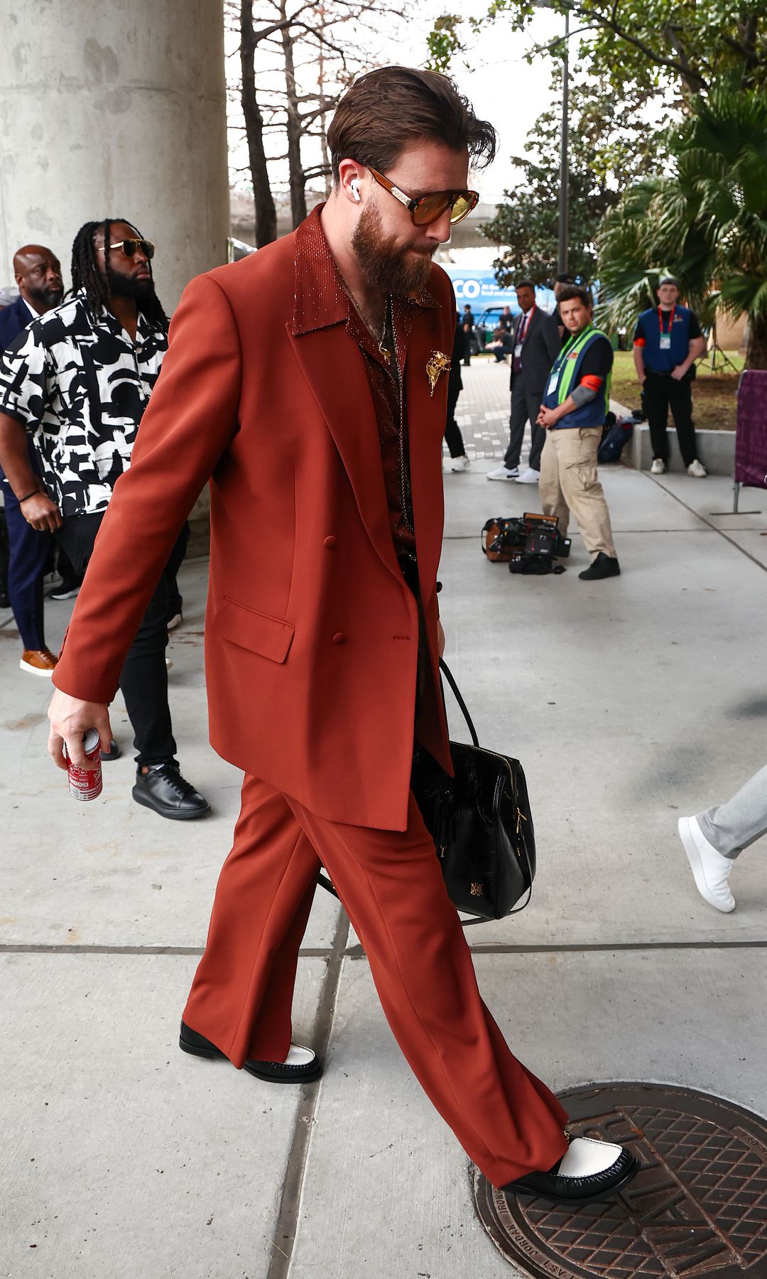 Travis Kelce llegando a la Super Bowl con traje customizado de Amiri