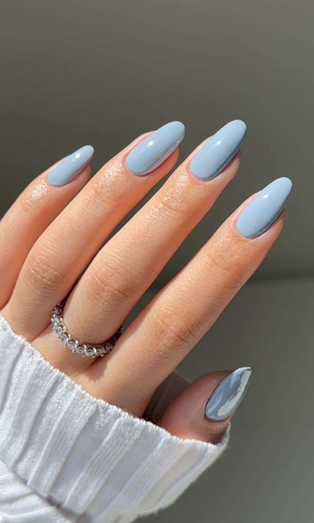 Manicura cromada en azul bebé