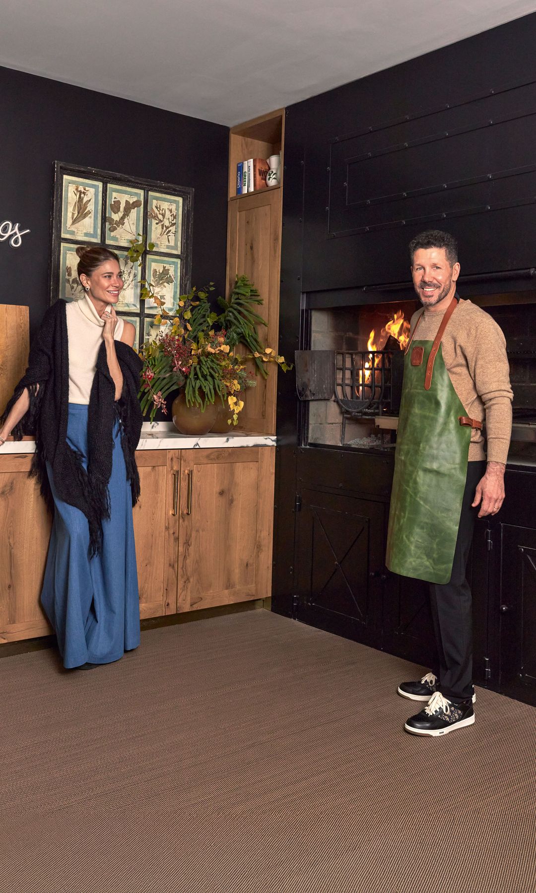 Simeone y Carla juntos en la cocina  preparando el fuego para el asado