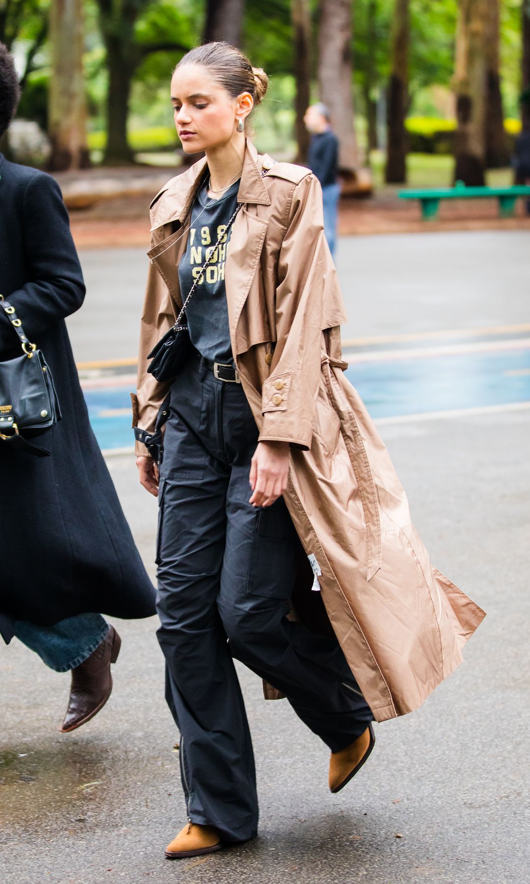 look negro con gabardina beige