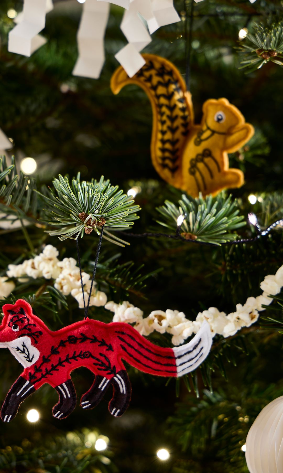 Adornos de fieltro en el árbol de Navidad 