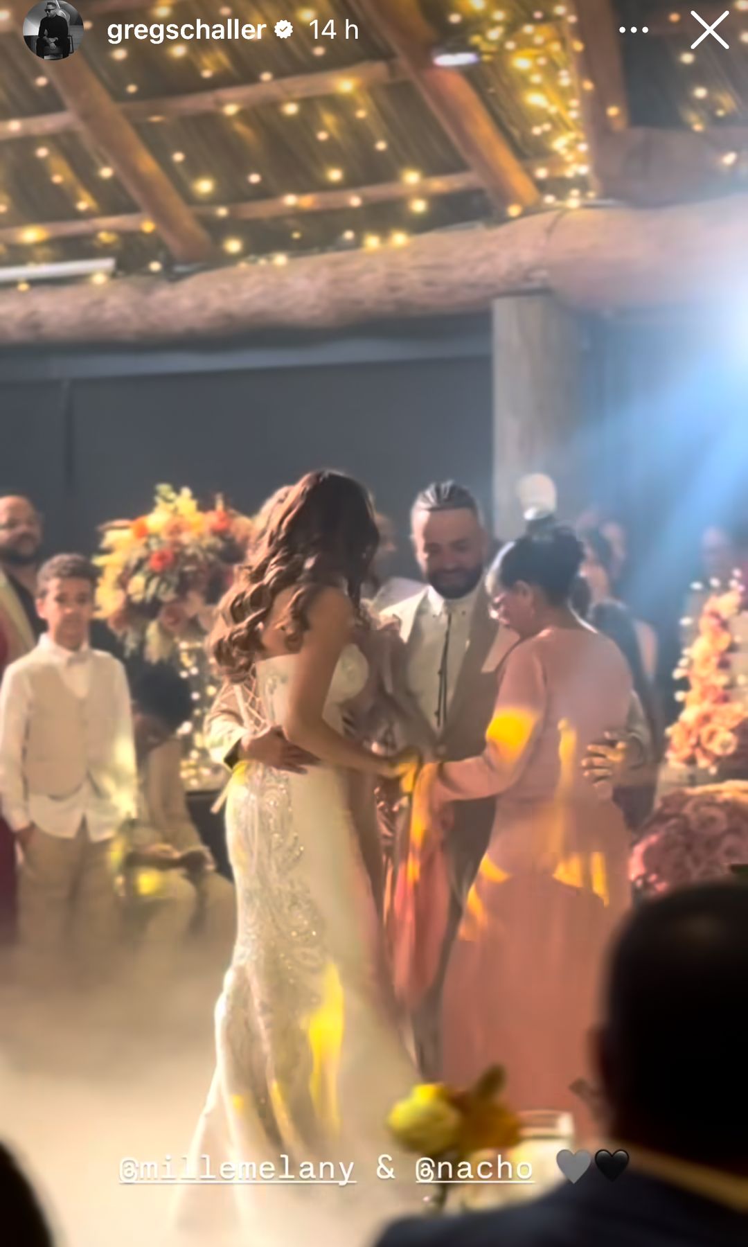 En el baile de los novios, la pareja invitó a sus respectivas madres a unirse a ellos en la pista de baile.