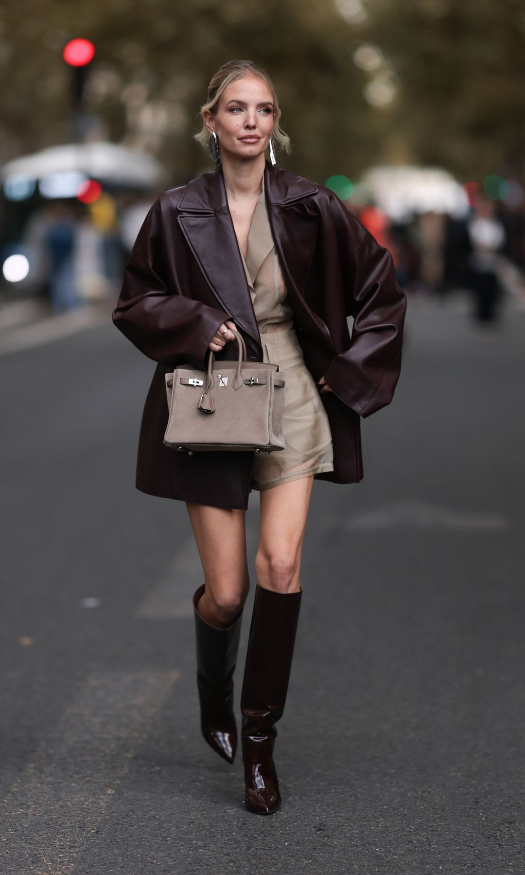 Blazer de cuero y botas altas con vestido beige