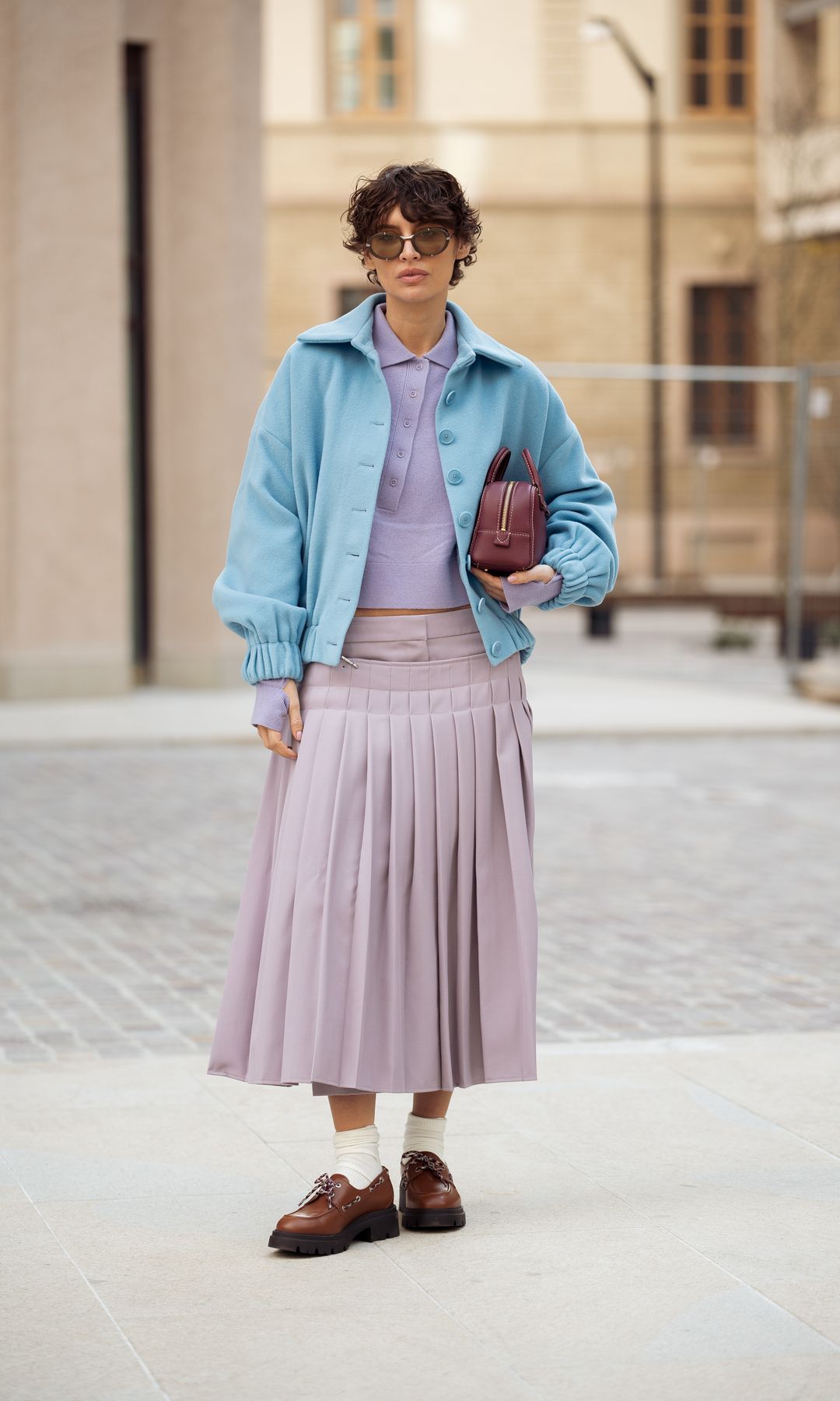 look colores pastel, falda plisada