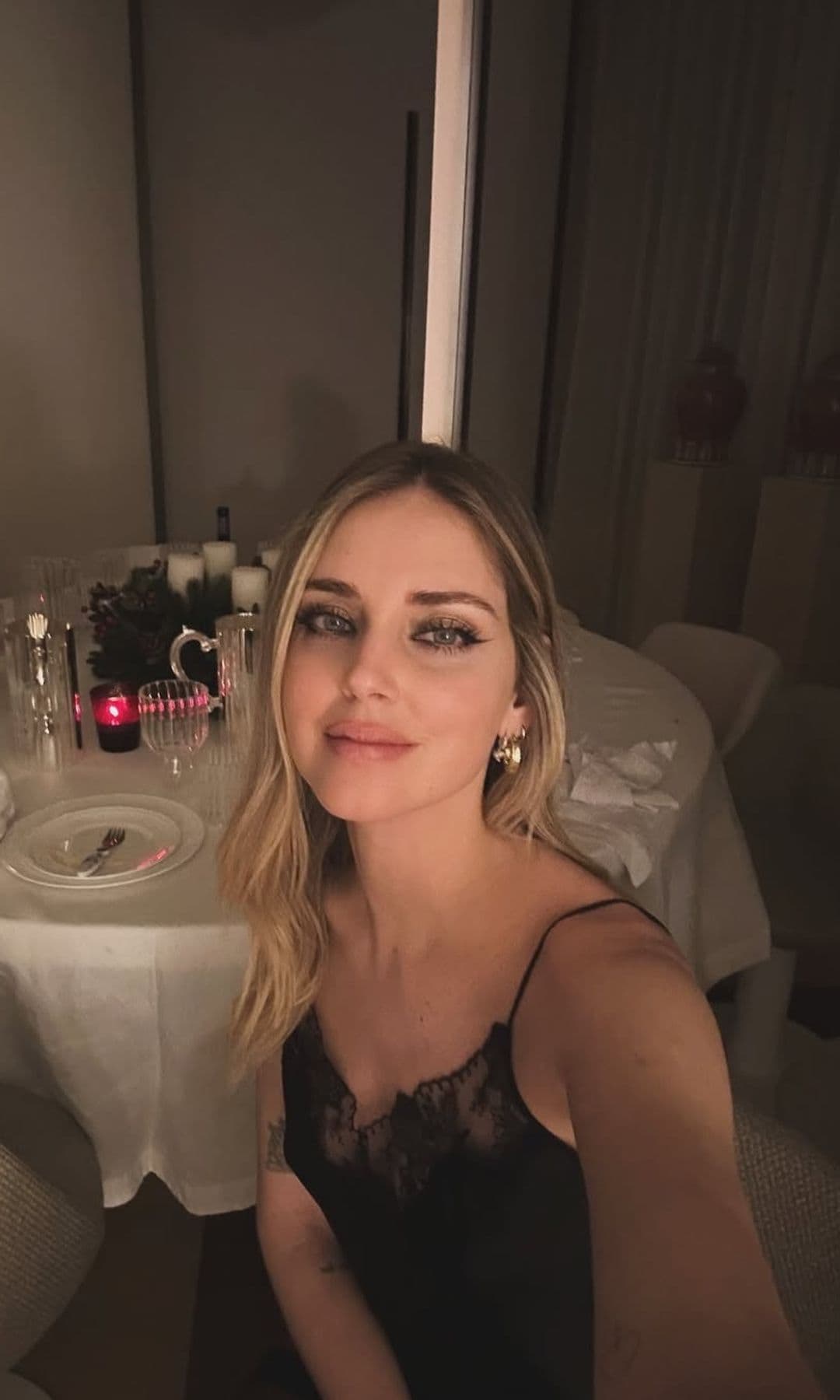 Chiara Ferragni con look de lentejuelas y encaje durante una cena navideña en su casa