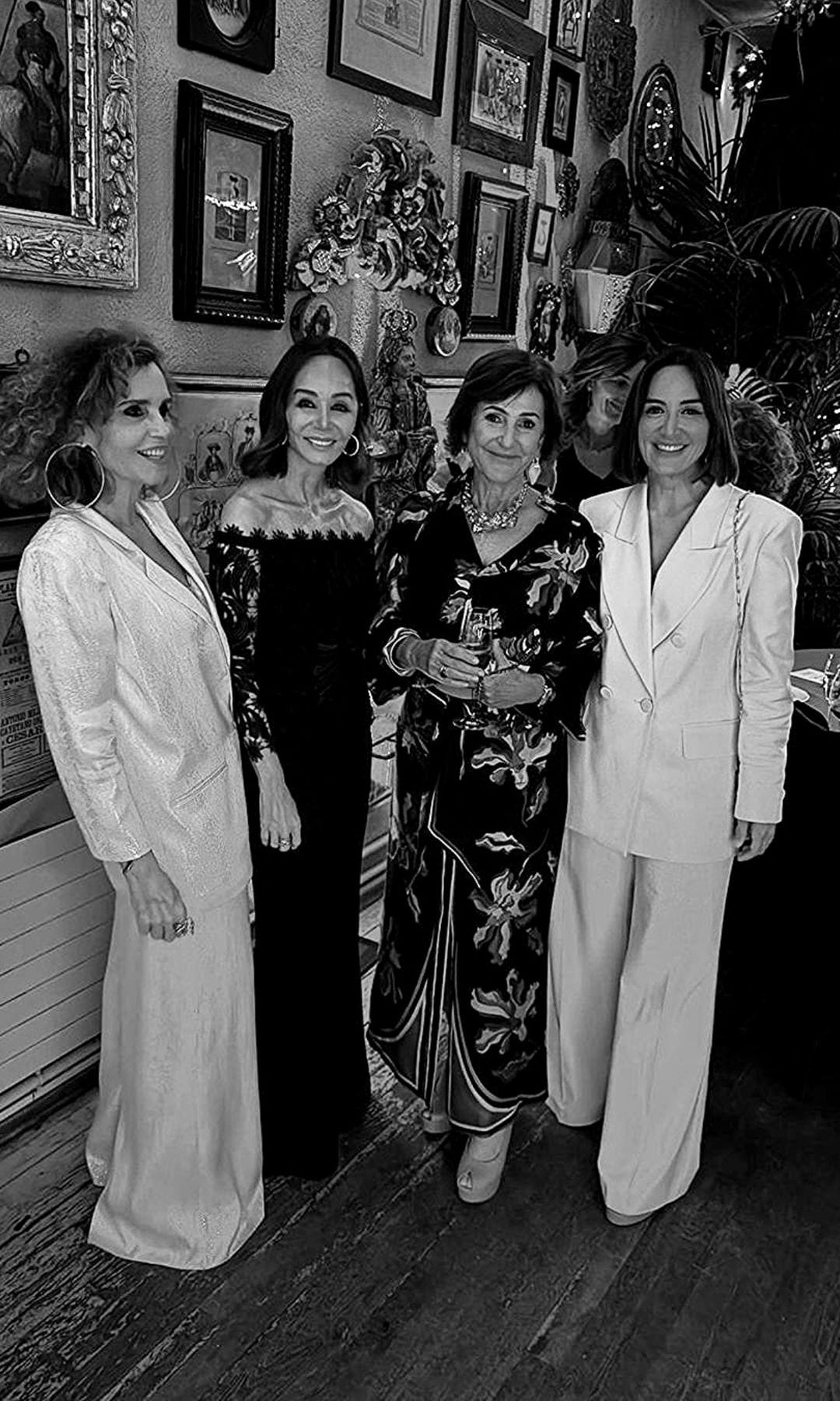 Isabel Preysler, espectacular con mono de encaje Bardot en una fiesta de cumpleaños junto a Tamara Falcó