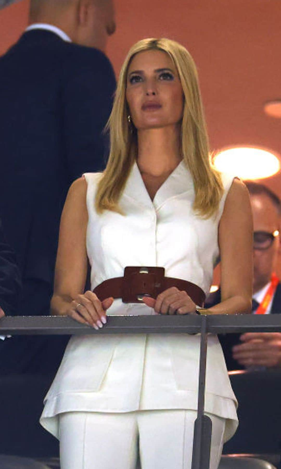 Ivanka Trump deslumbra con un elegante conjunto blanco en el Super Bowl 2025