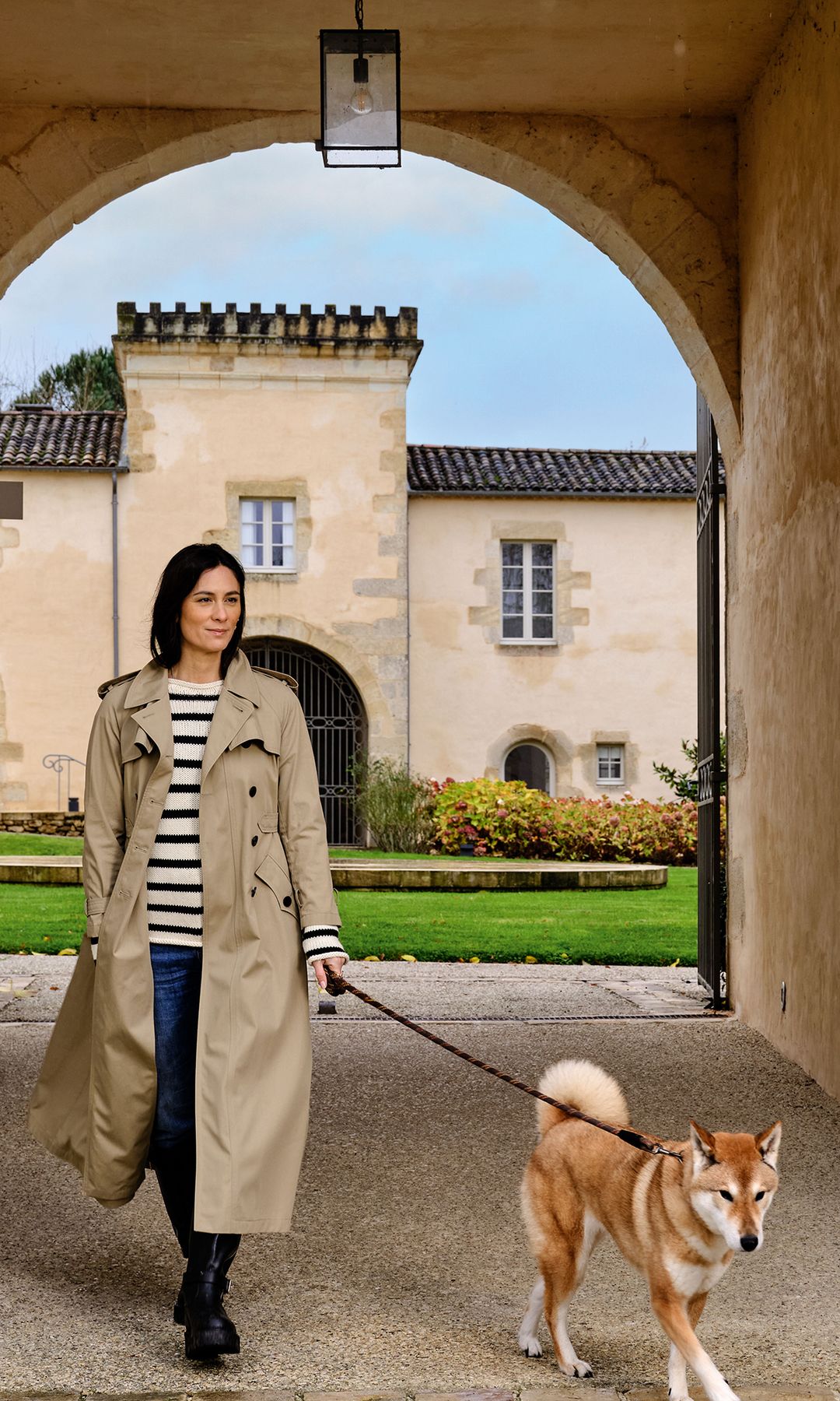 Amélie, en la entrada al castillo, con su perro. "Es una casa señorial del siglo XVI, con elementos renacentistas en sus ventanas ajimezadas y tejados de gran pendiente", nos cuentan nuestras anfitrionas