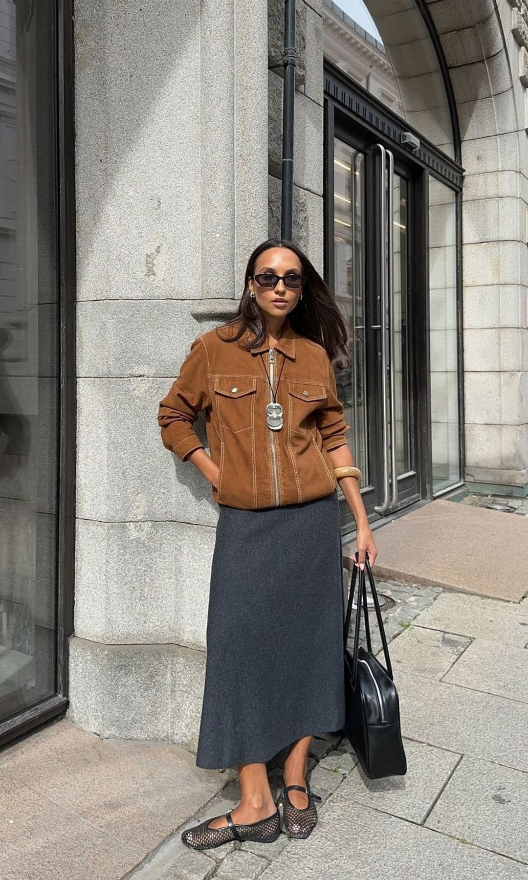 Falda midi gris con chaqueta de ante marron