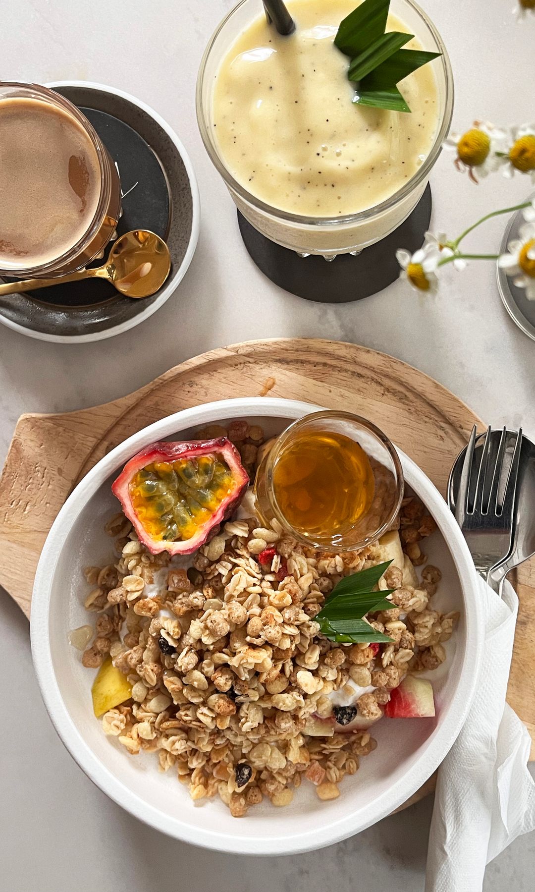 Bowl con granola, fruta de la pasón, té y smoothie