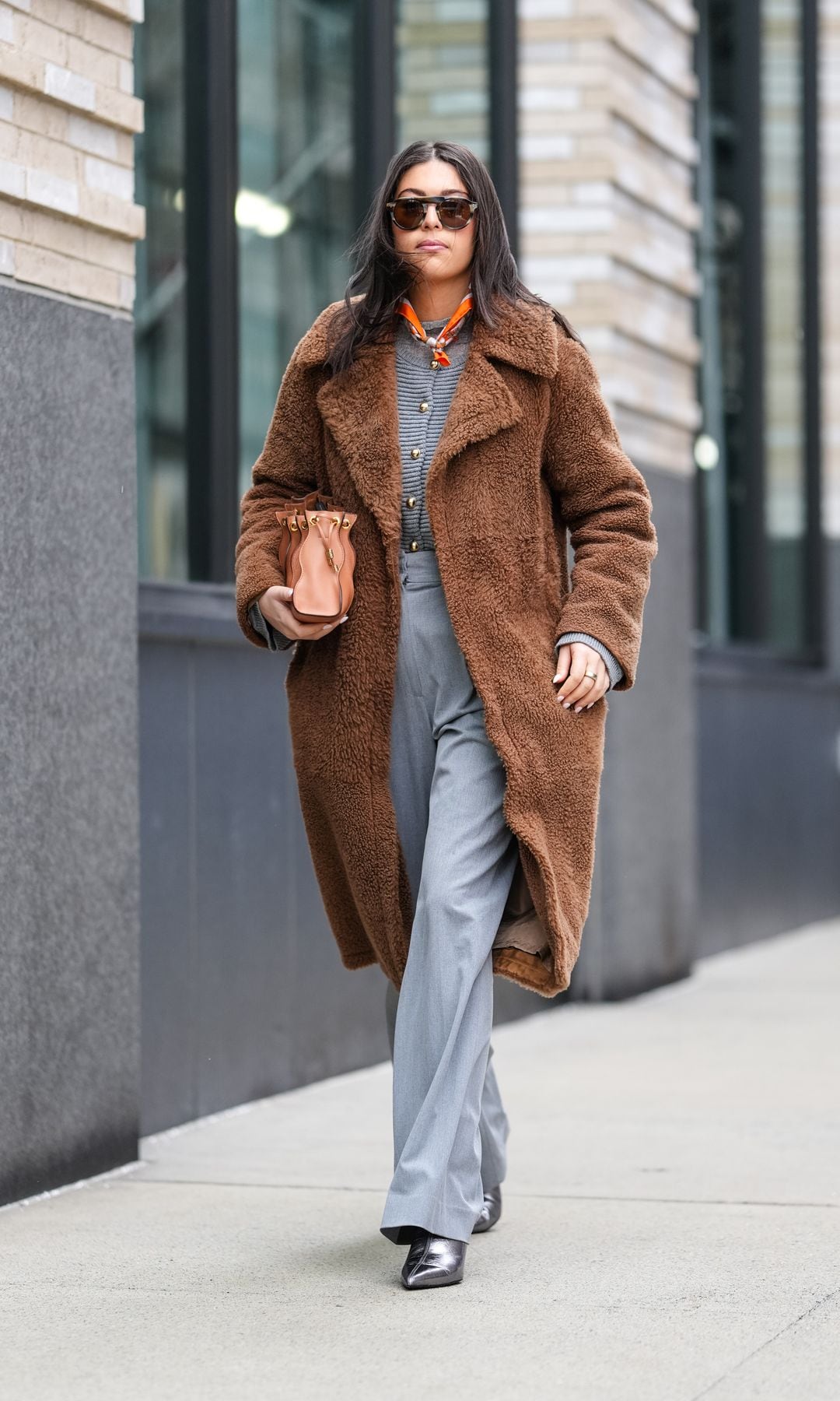 look gris con abrigo marron y pañuelo en el cuello