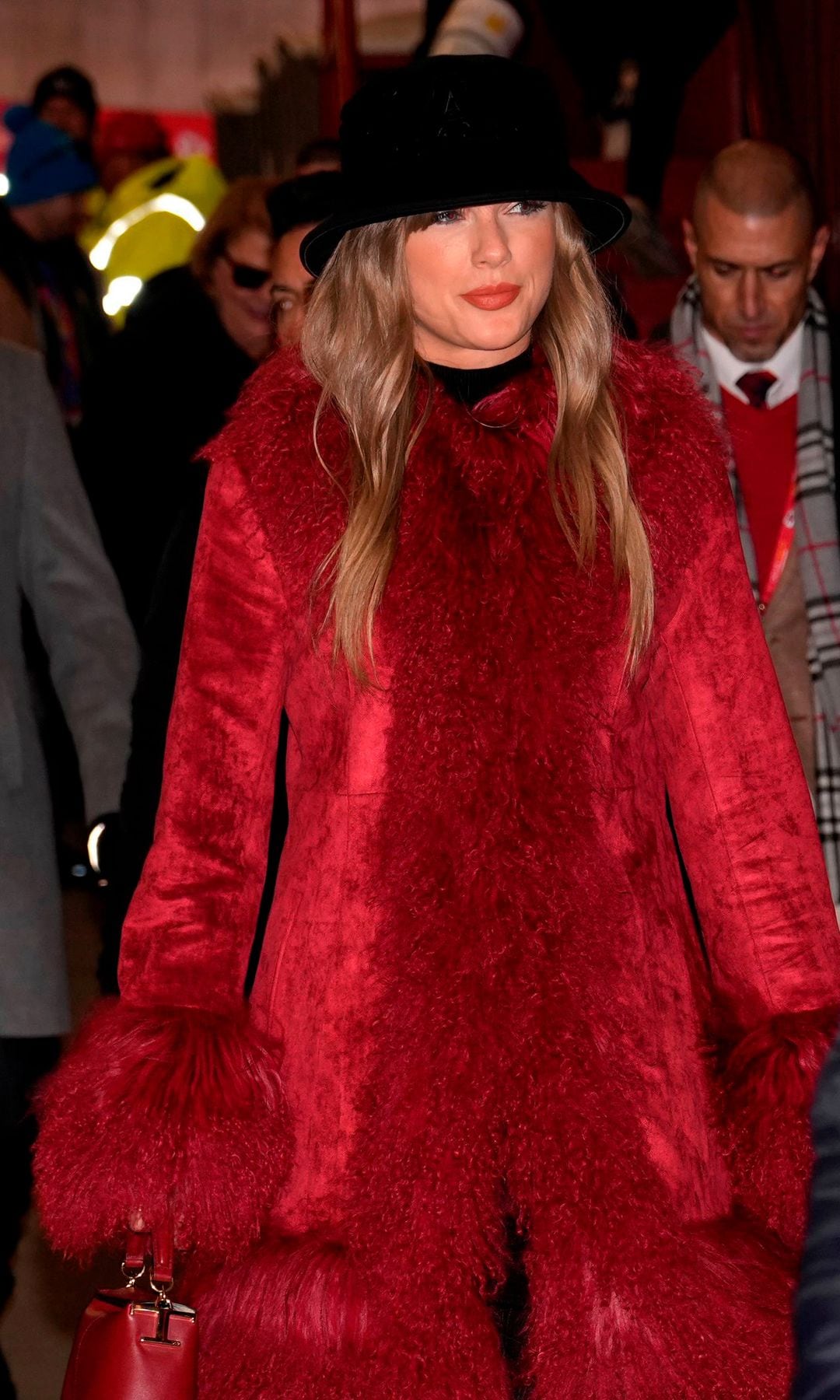 Taylor Swift observa antes de un partido entre los Kansas City Chiefs y los Houston Texans en el GEHA Field del Arrowhead Stadium el 21 de diciembre de 2024 en Kansas City, Missouri