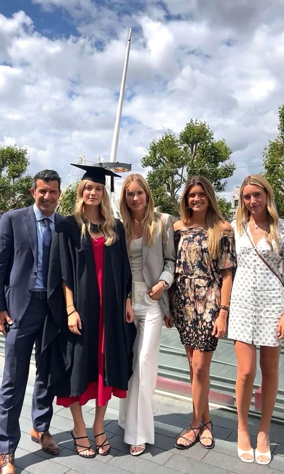 Martina el día de su graduación en la Universidad de Westminster, rodeada por sus padres, Luís Figo y Helen Svedin, y sus dos hermanas, la mayor, Daniela (a la derecha de la imagen), y Stella. 