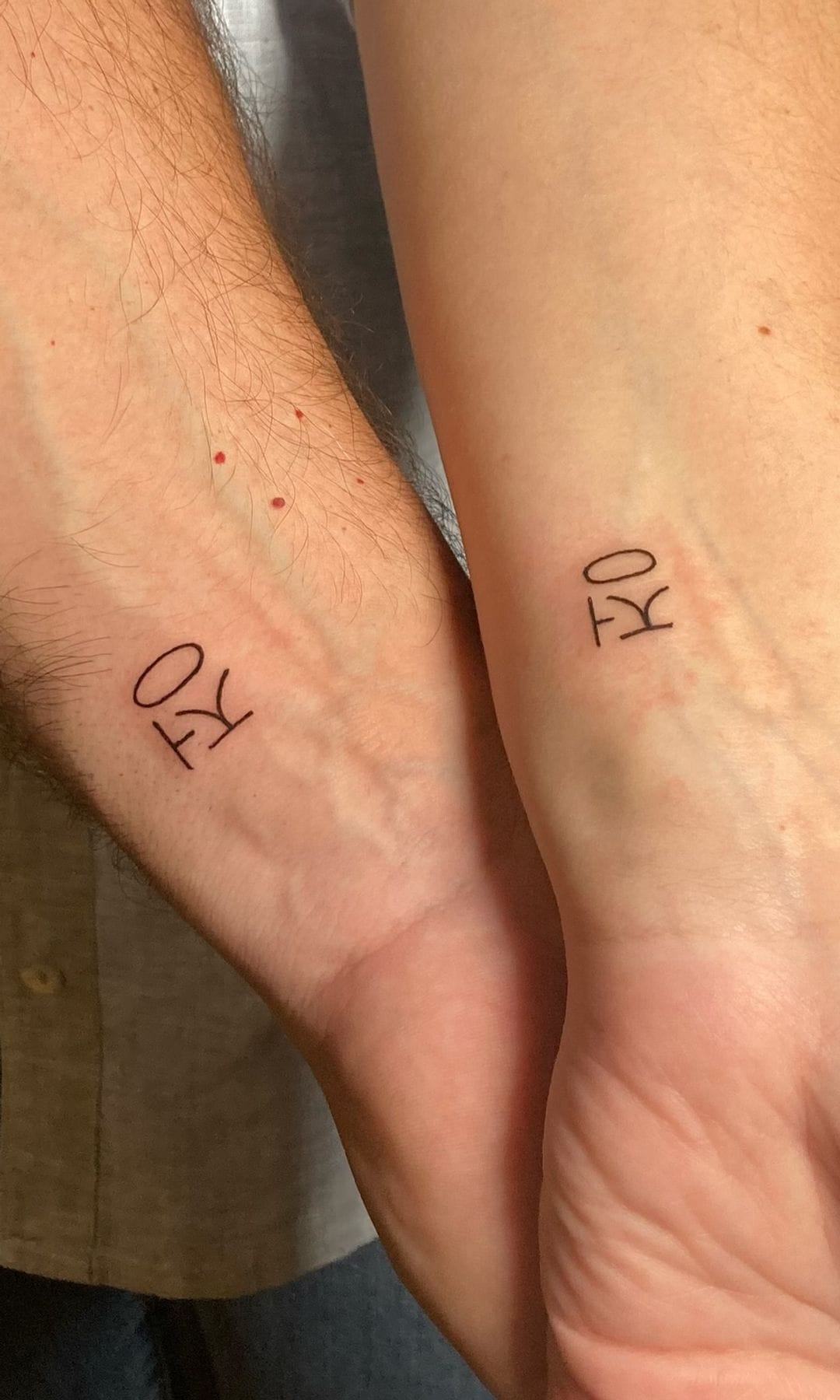 Tatuaje en pareja símbolo coreano