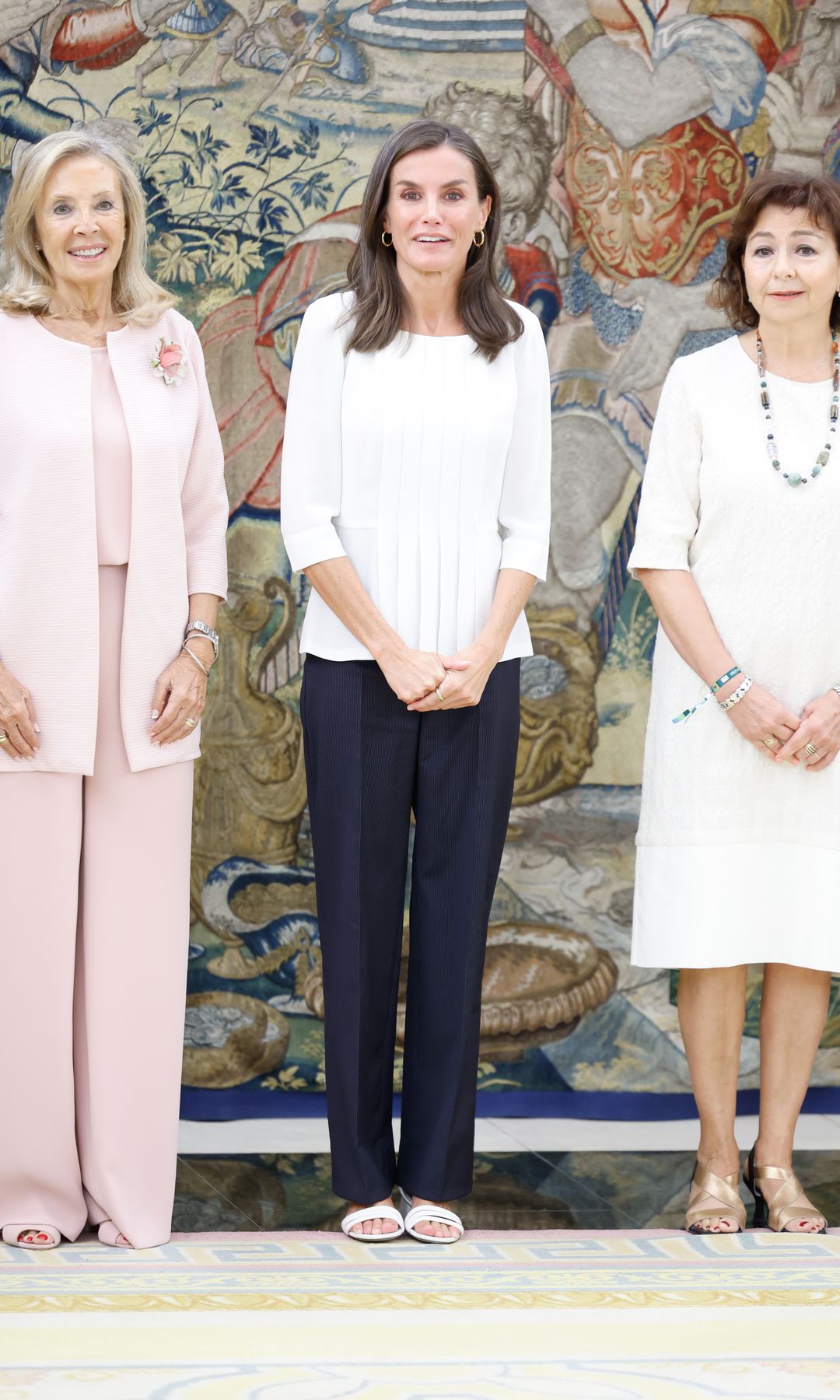 La reina Letizia en Zarzuela con una blusa blanca