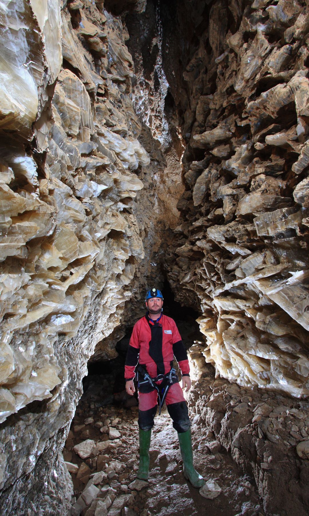 Visitante en una de las cuevas del karst en yesos de Sorbas, Almería