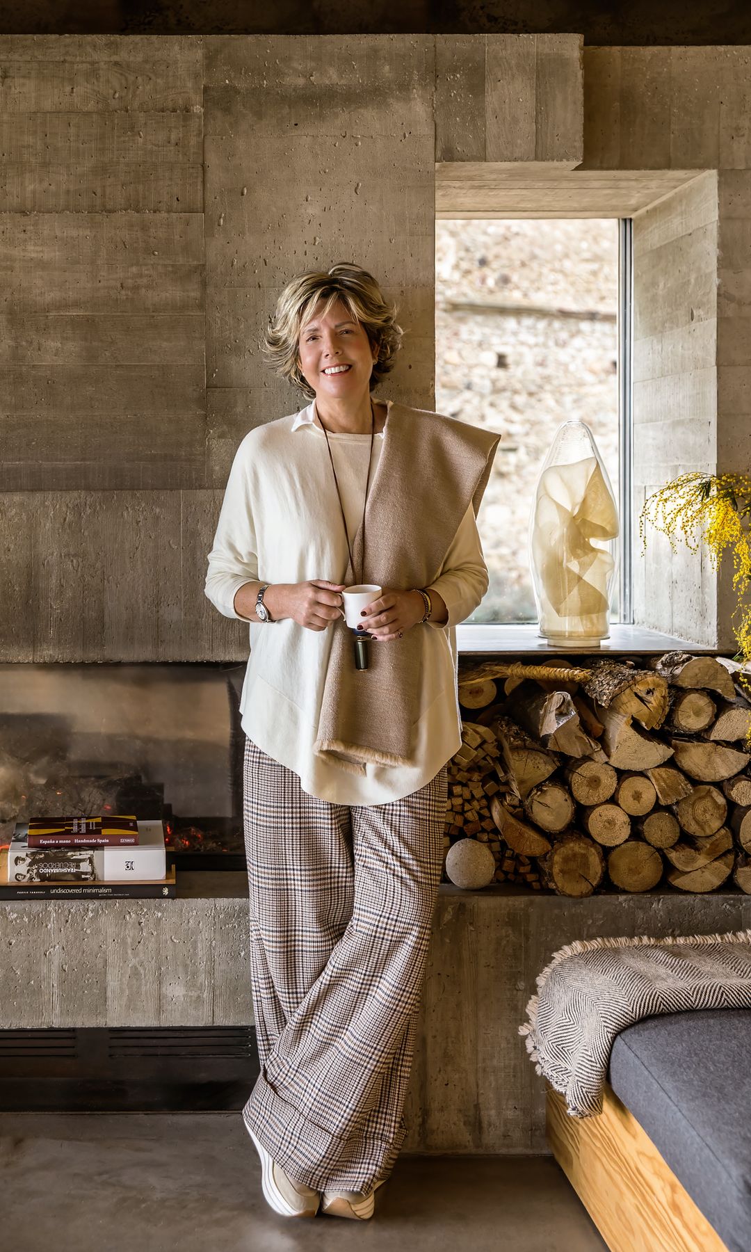 Simoneta Gómez-Acebo posando con una taza de café