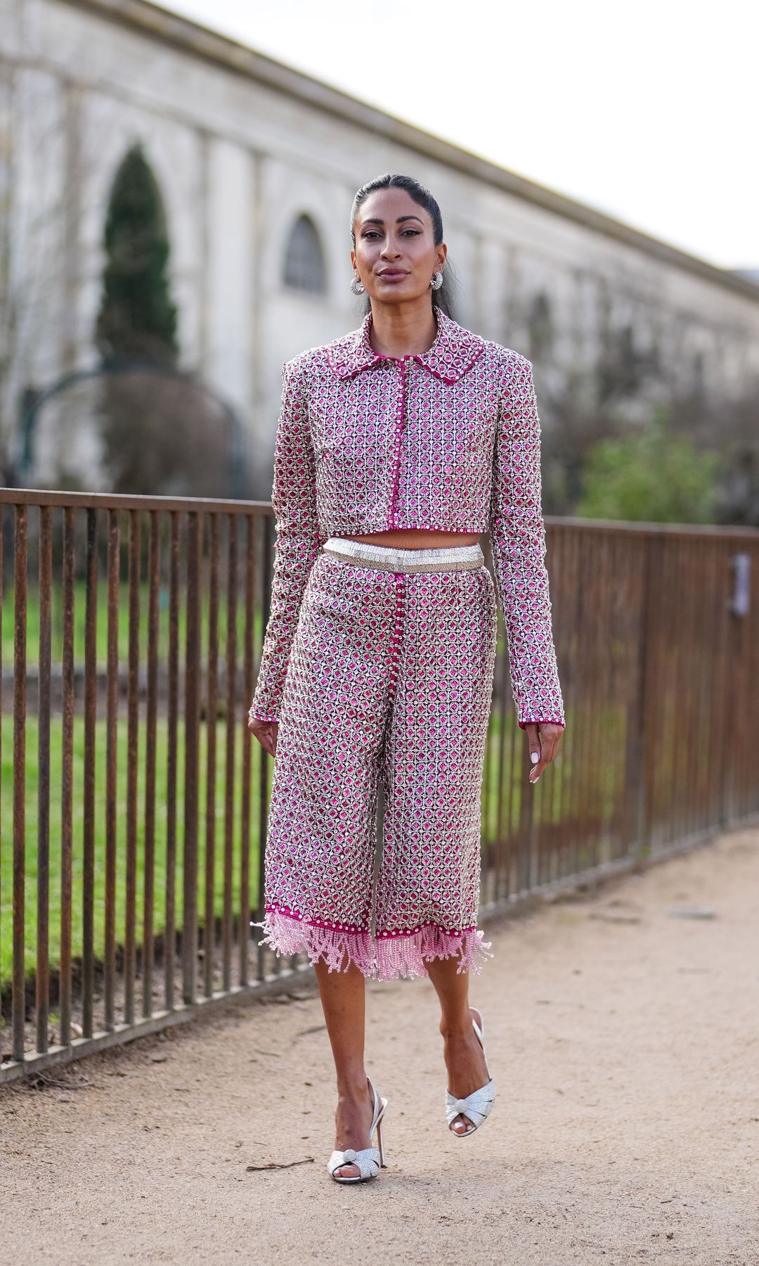 Look con falda de tweed en Paris Street Style