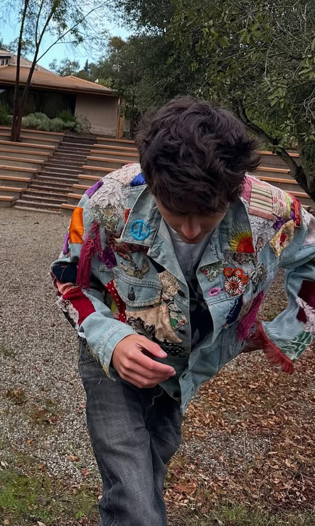 Timothée Chalamet con chaqueta vaquera de Bob Dylan