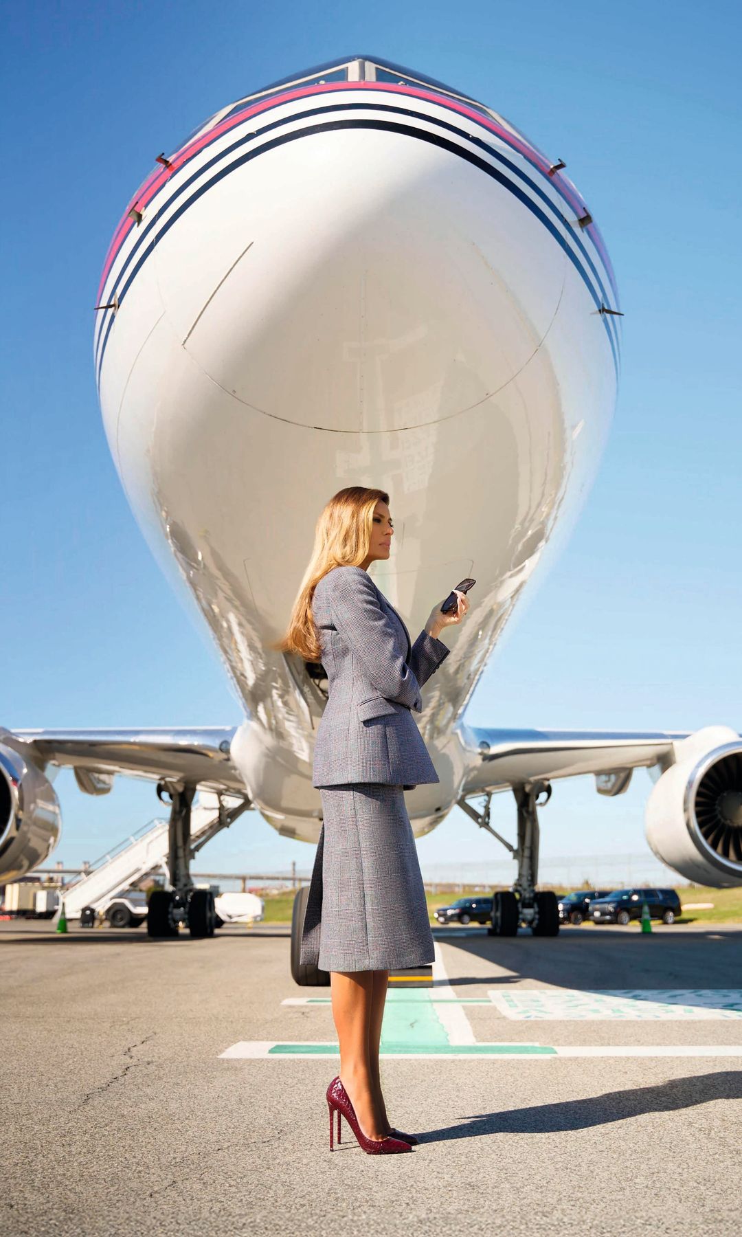 Melania Trump con el avión detrás