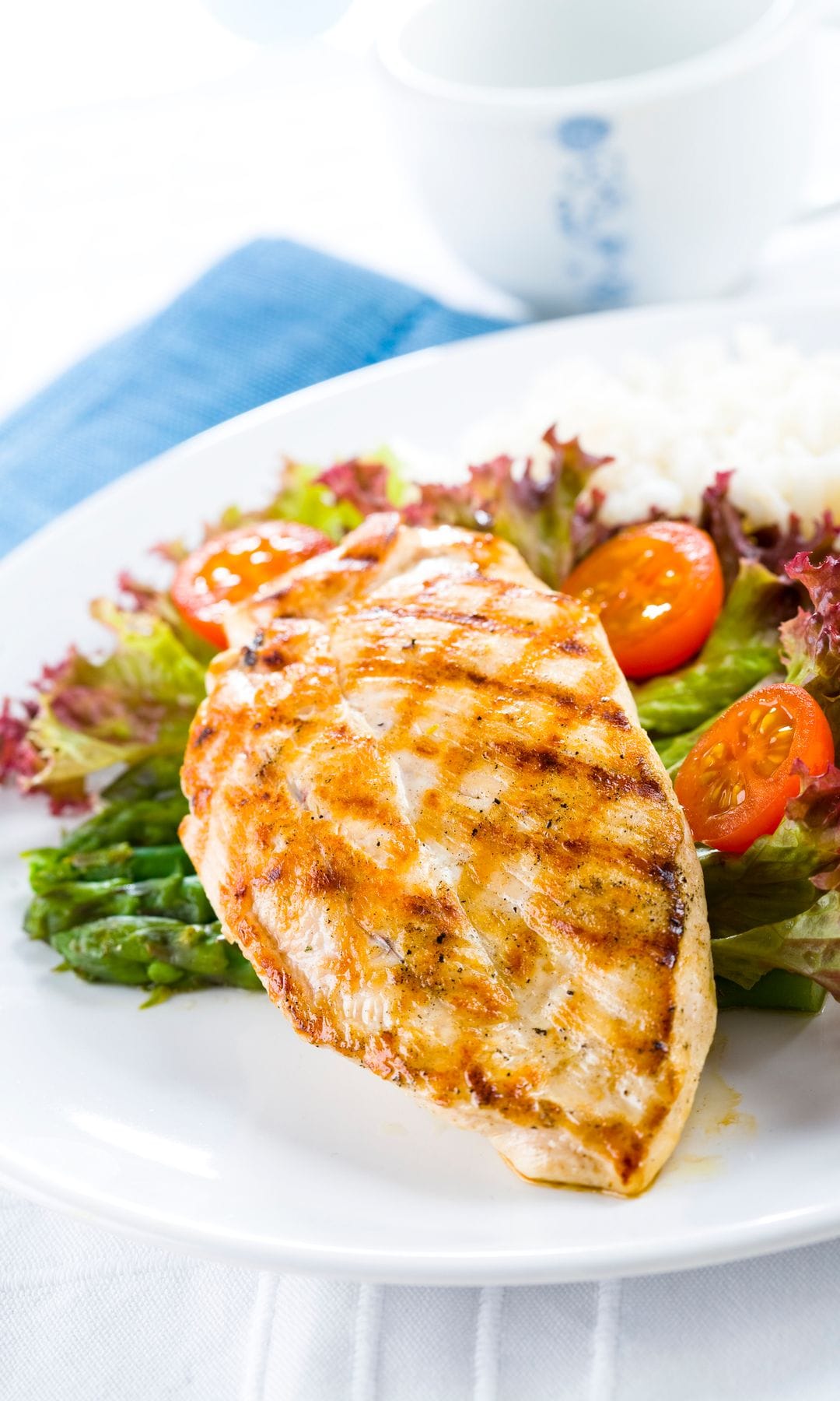 Pollo a la plancha con espárragos verdes y ensalada