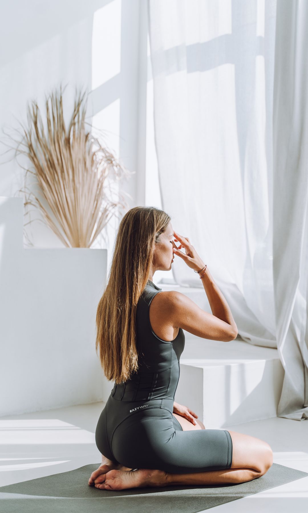 Mujer practicando ejercicios de relajación