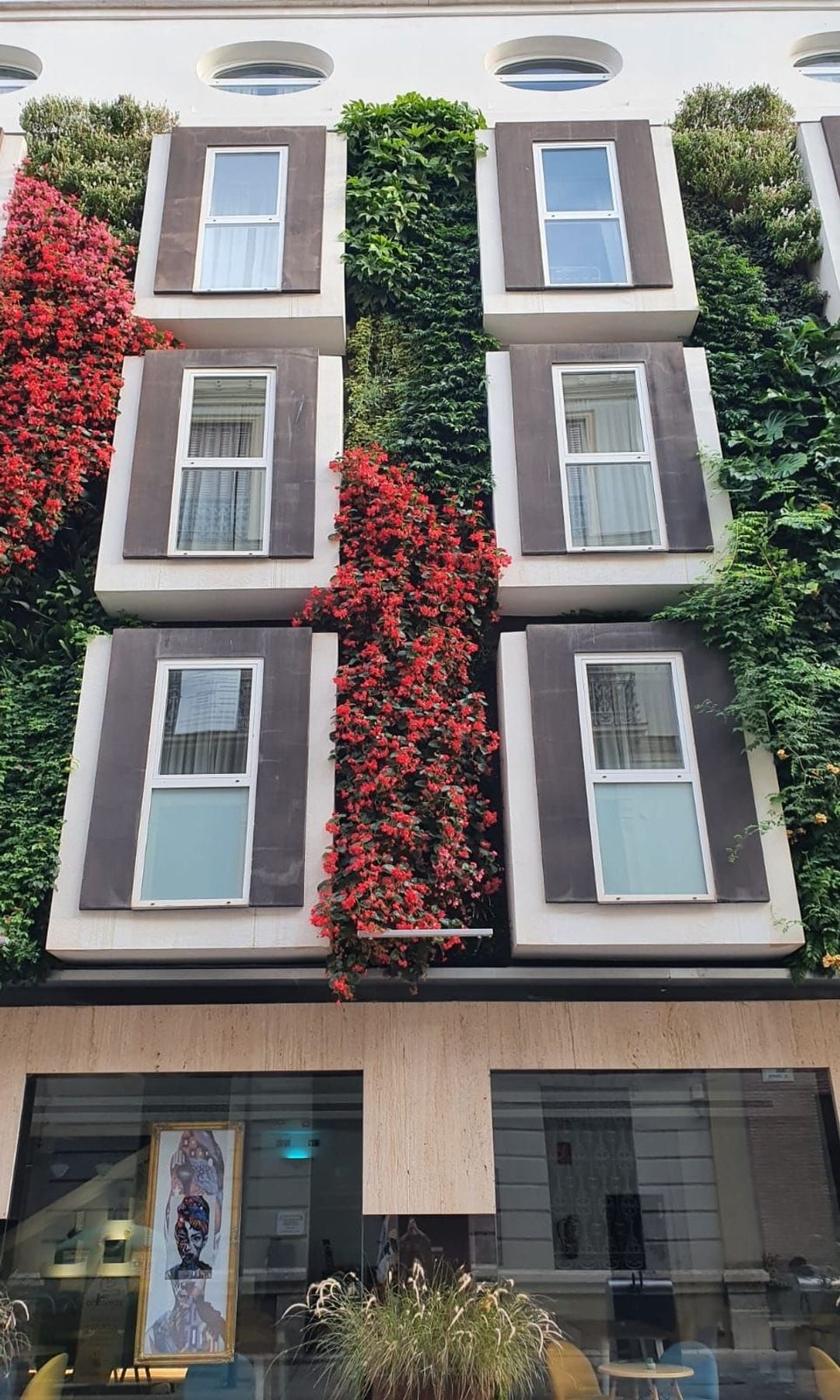 Fachada del Hotel Mariposa en Málaga, un ecosistema vegetal que atrae la biodiversidad animal
