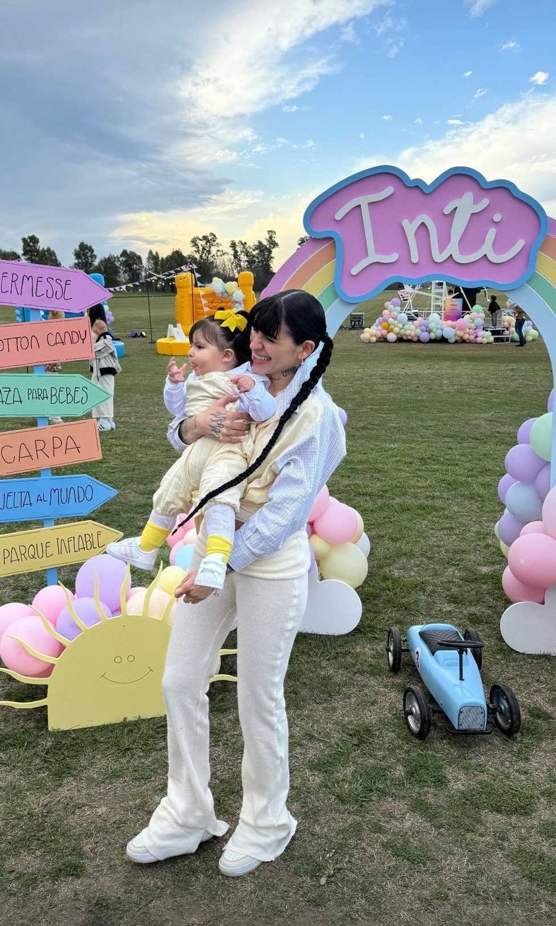 Cazzu e Inti en la fiestade cumpleaños