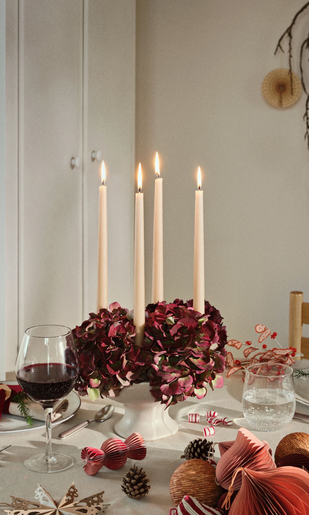 Mesa de Navidad con centro de flores y velas 