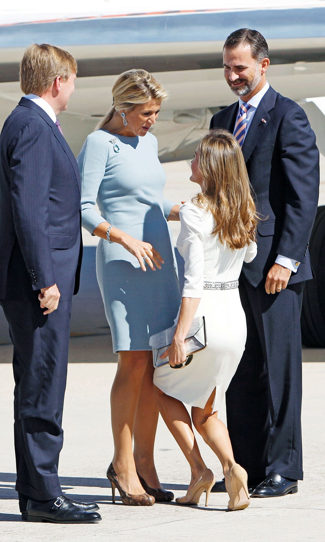 Letizia haciendo una reverencia a Máxima