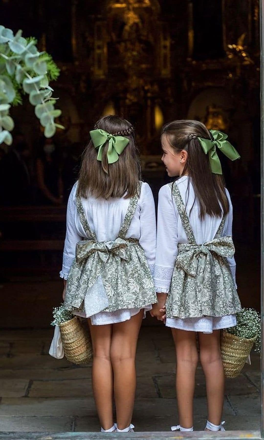 Pajes y damitas que llevan arras de boda