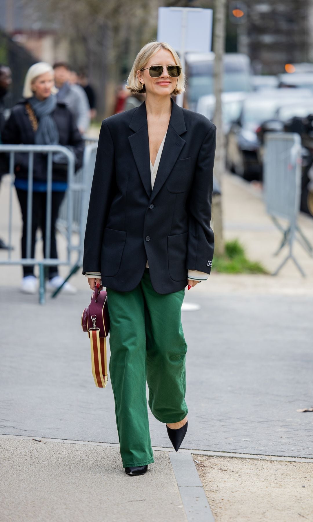 pantalones verdes y blazer