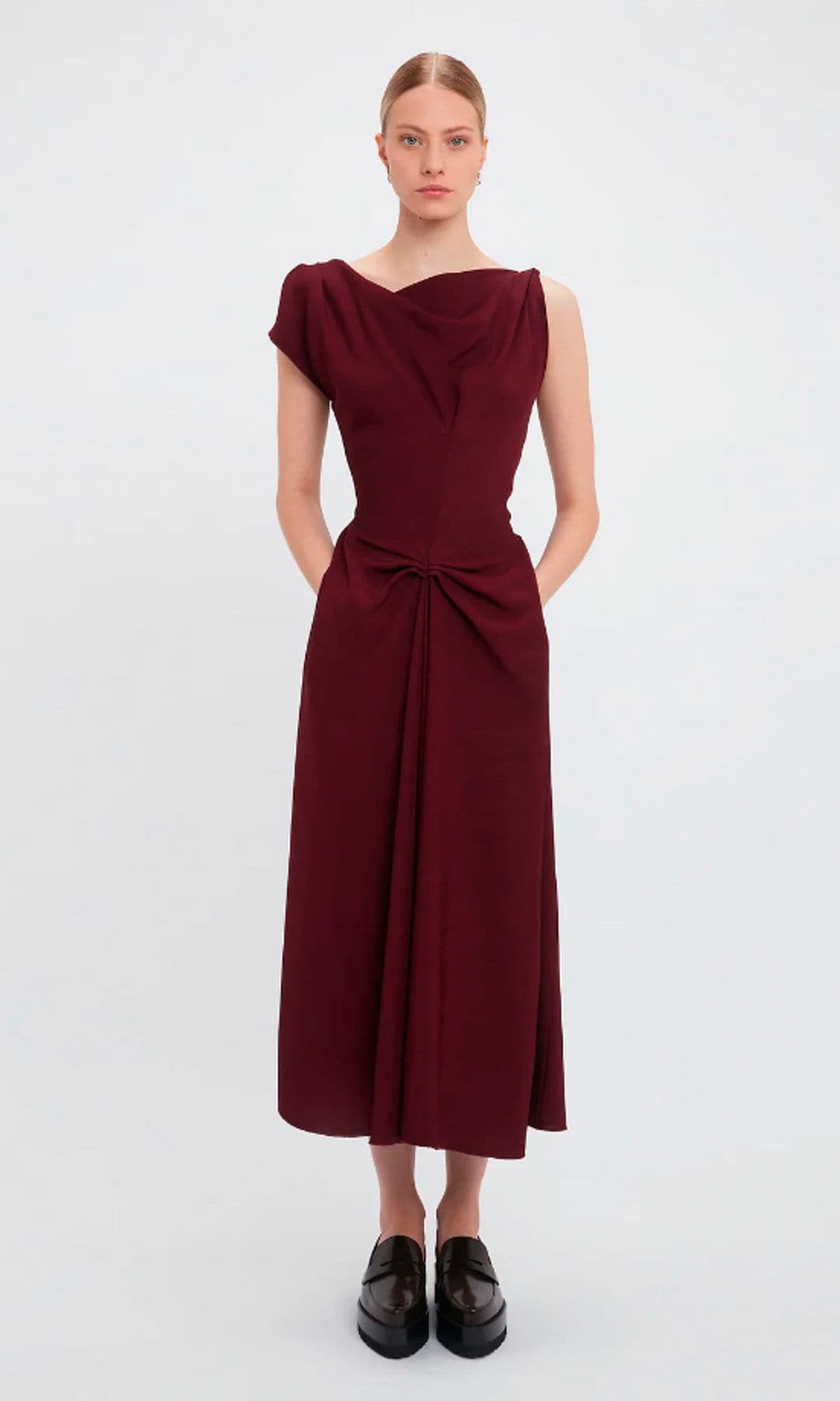 Victoria Beckham vestido burdeos