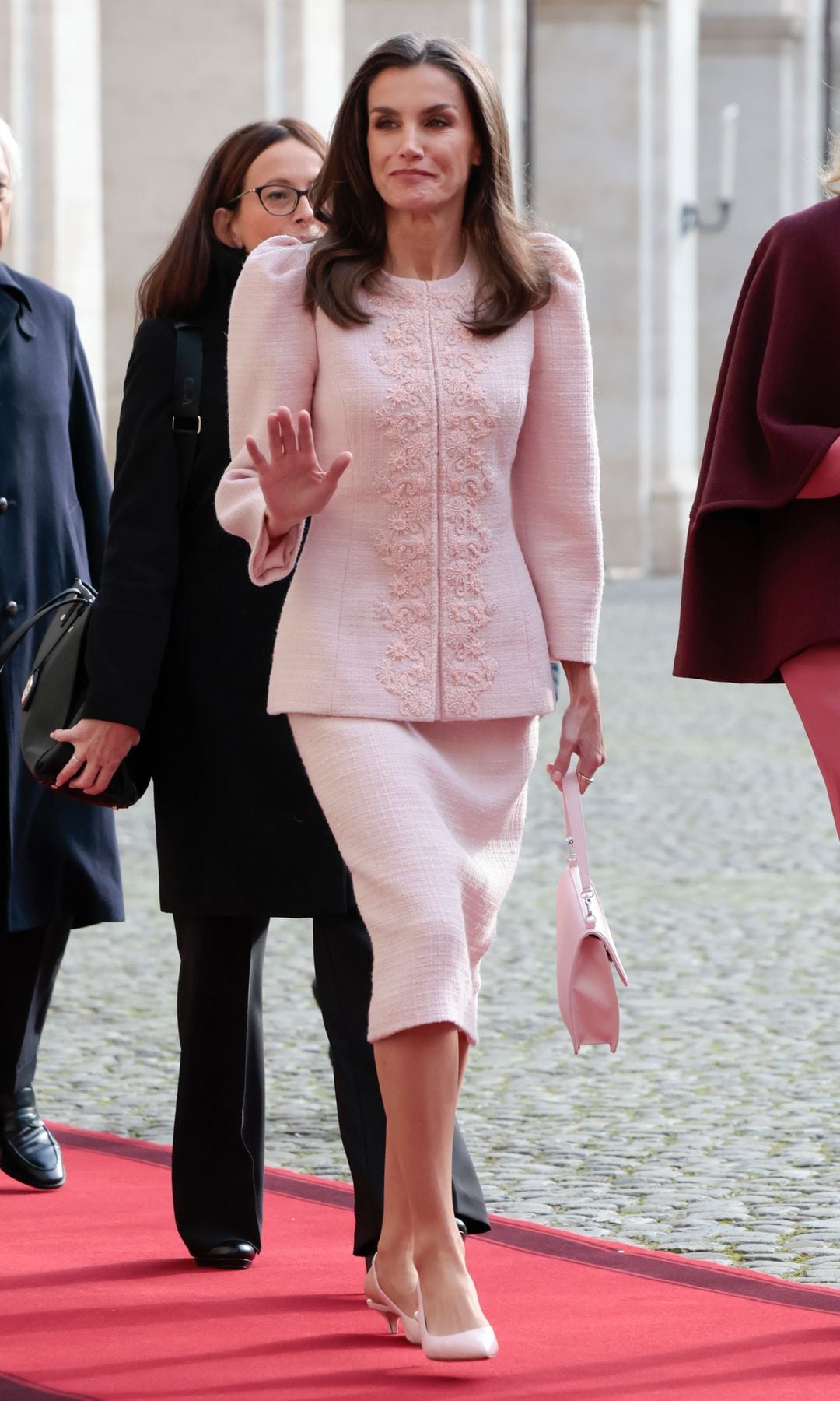 La reina Letizia versiona en Italia un look de tweed rosa estilo años 80 que vimos primero en la pasarela