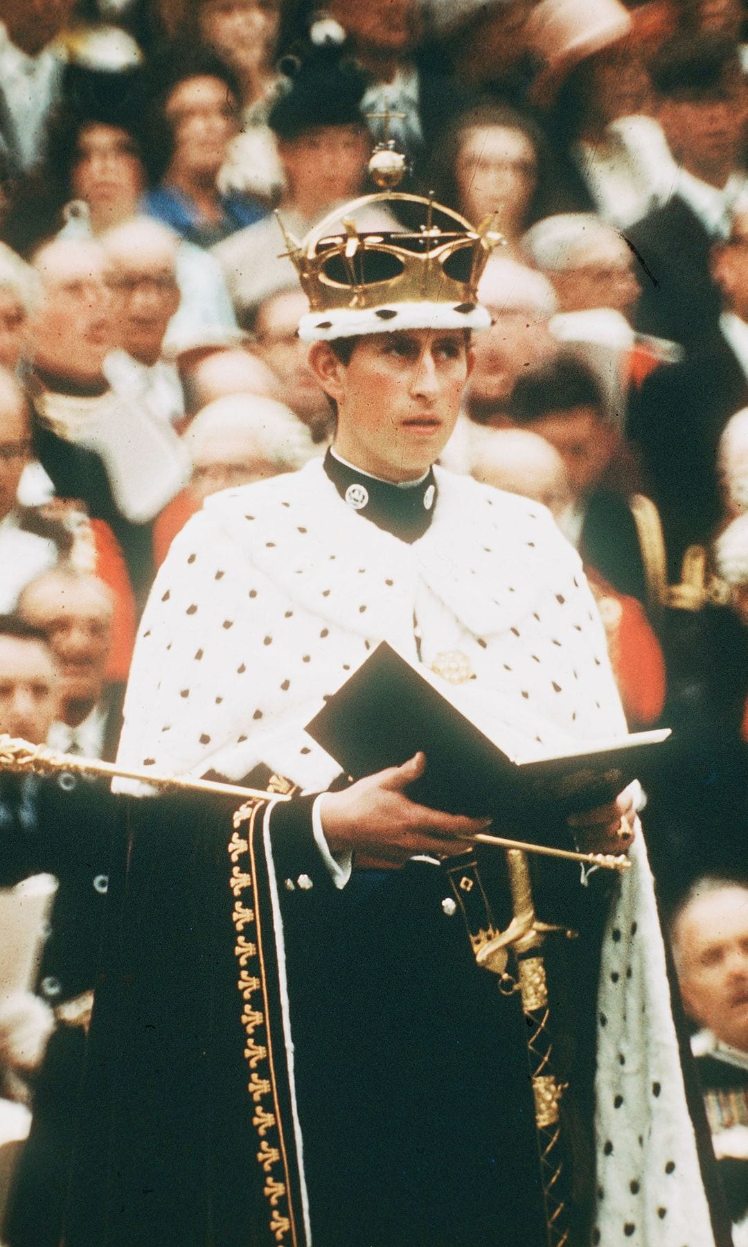 El príncipe Carlos, despues rey Carlos III, con 21 años siendo investido príncipe de Gales en julio de 1969