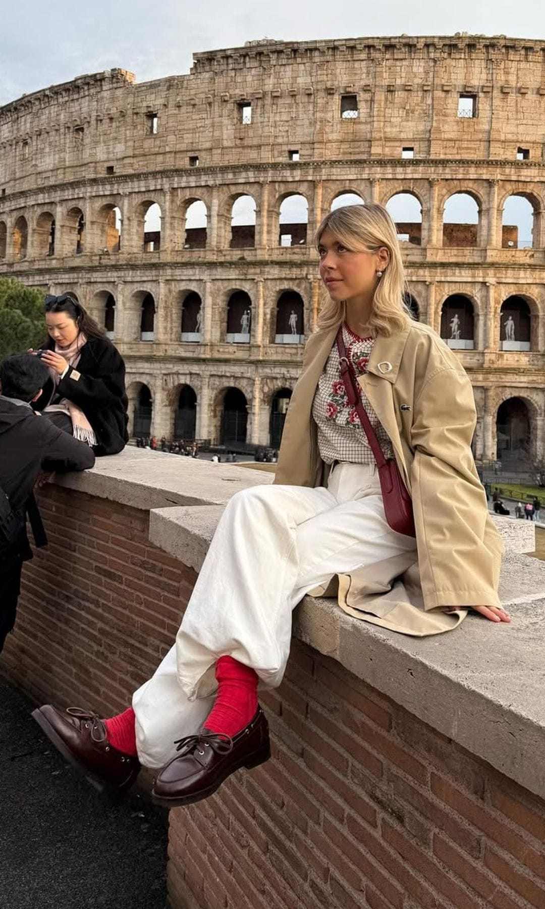 pantalones blancos con gabardina y nauticos con calcetines rojos