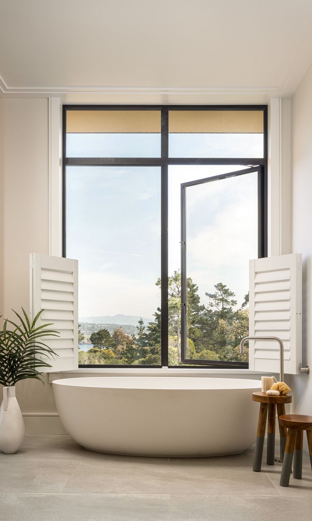 Baño con bañera exenta delante de la ventana