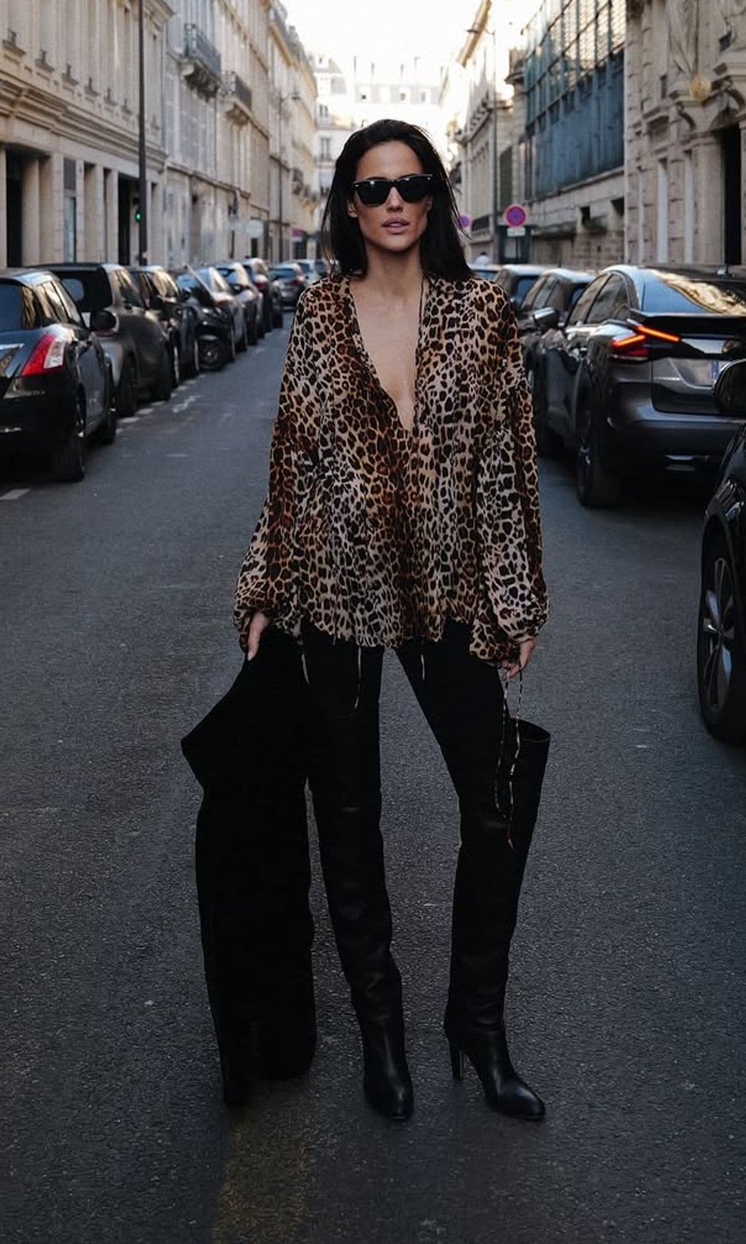 Alex Rivière-Sieber con animal print y botas en París