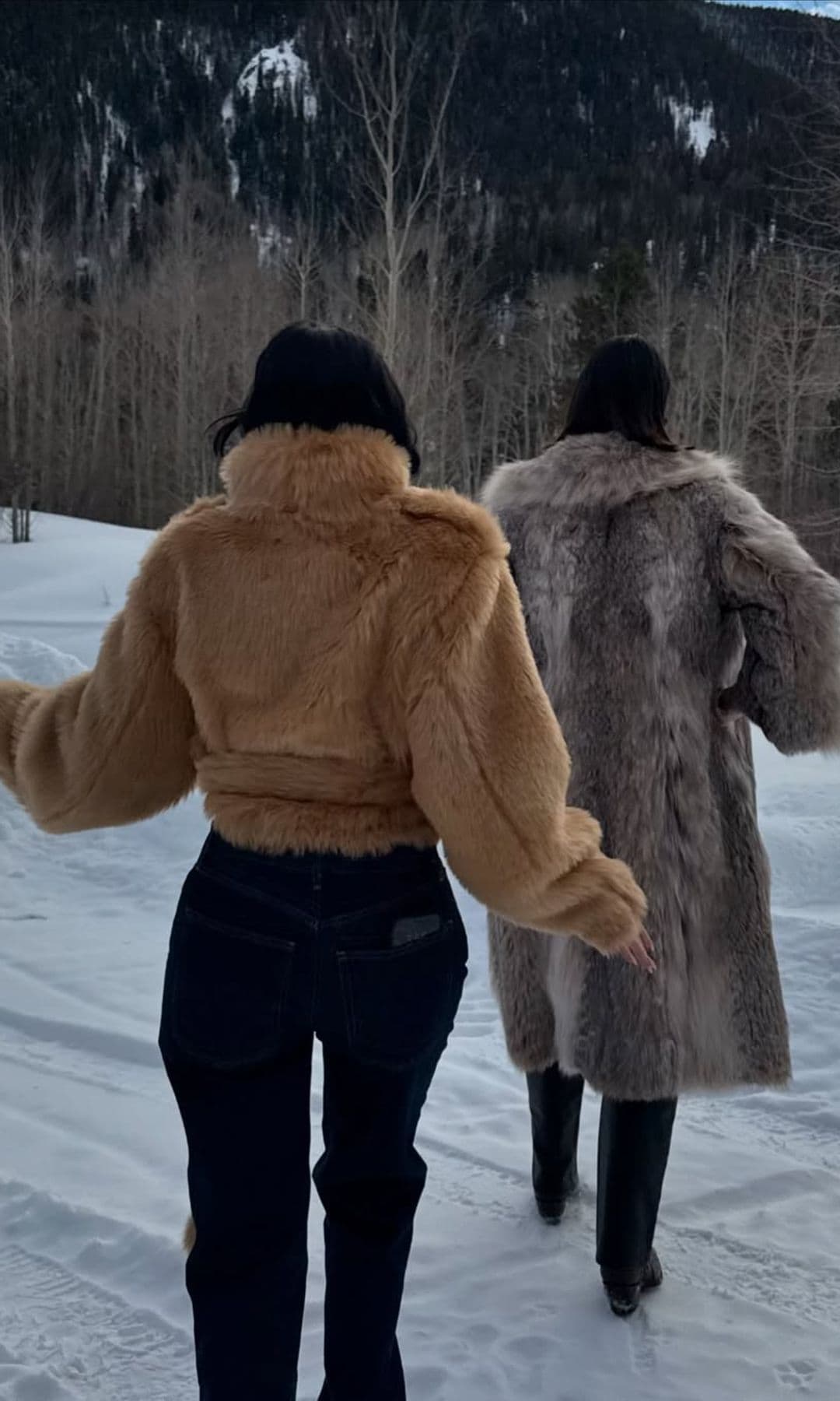 Kylie y Kendall Jenner en Aspen con abrigos de pelo