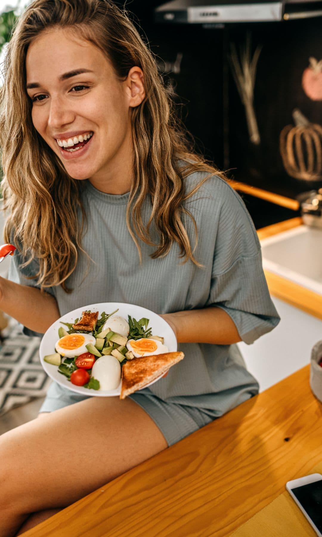 Mujer haciendo un desayuno saludable