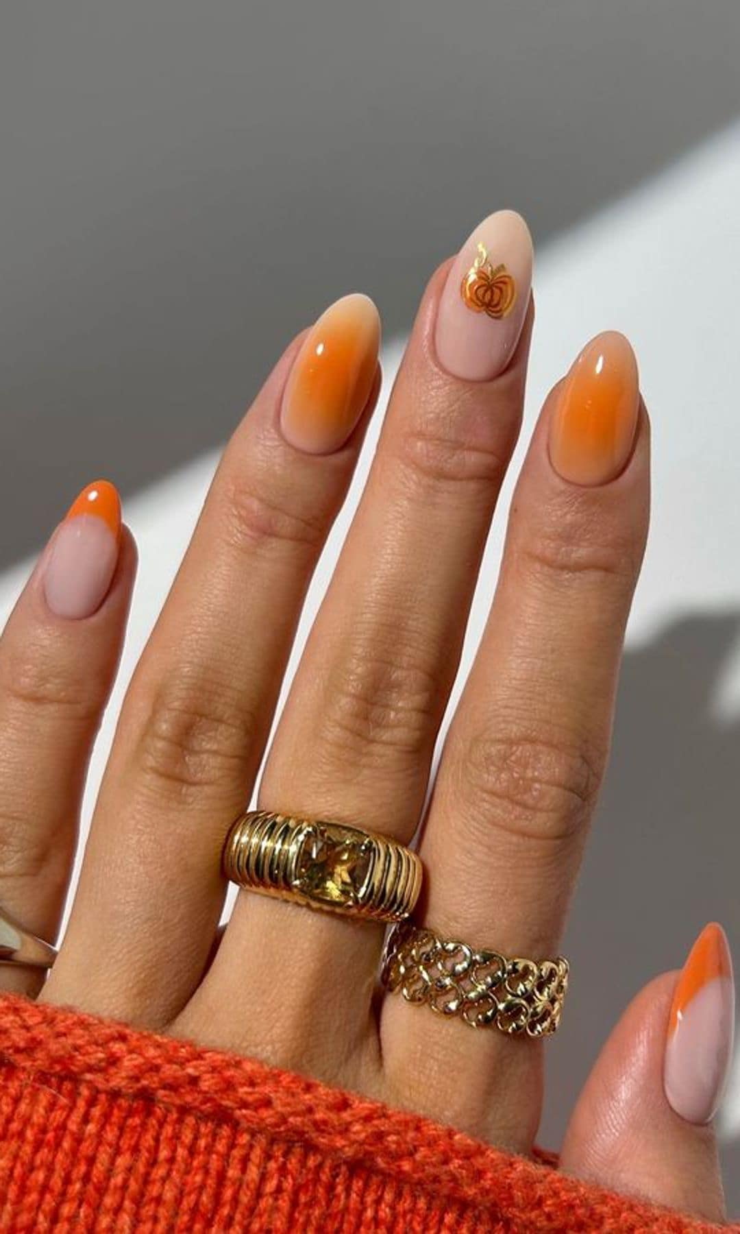 Uñas con calabazas y tonos anaranjados