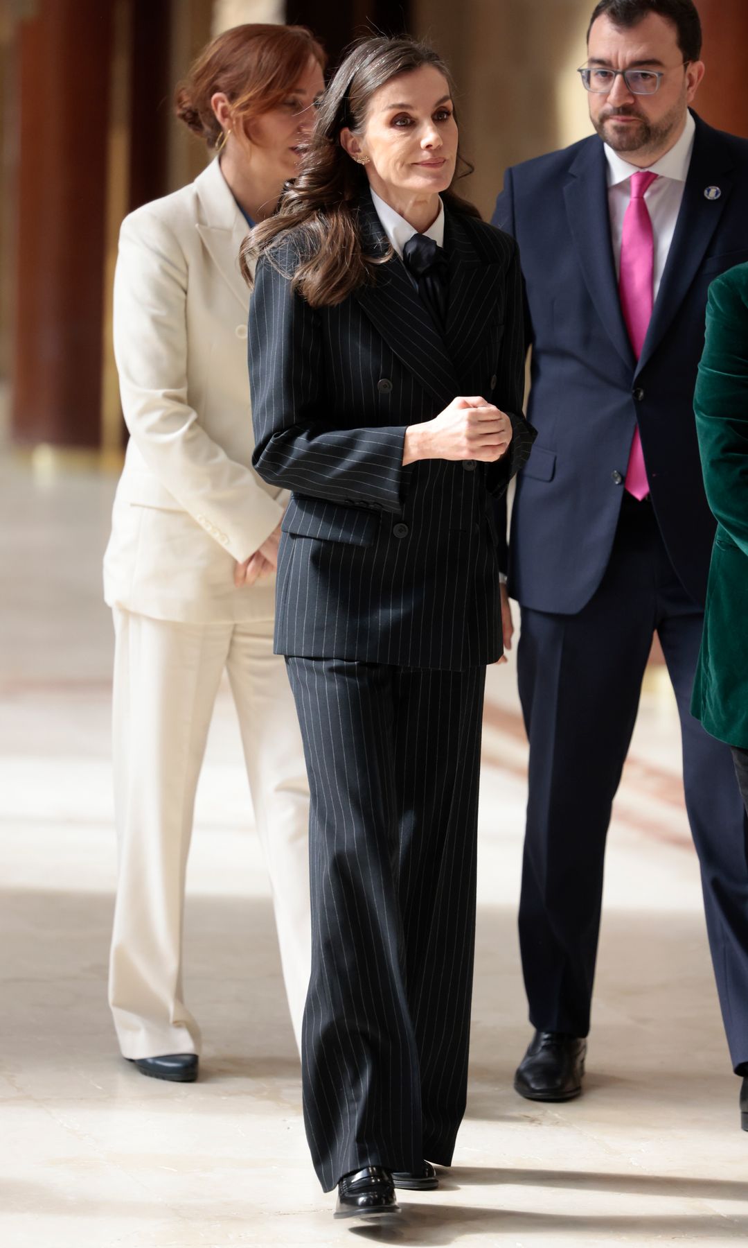 La reina Letizia, rompedora en Oviedo con un traje de raya diplomática