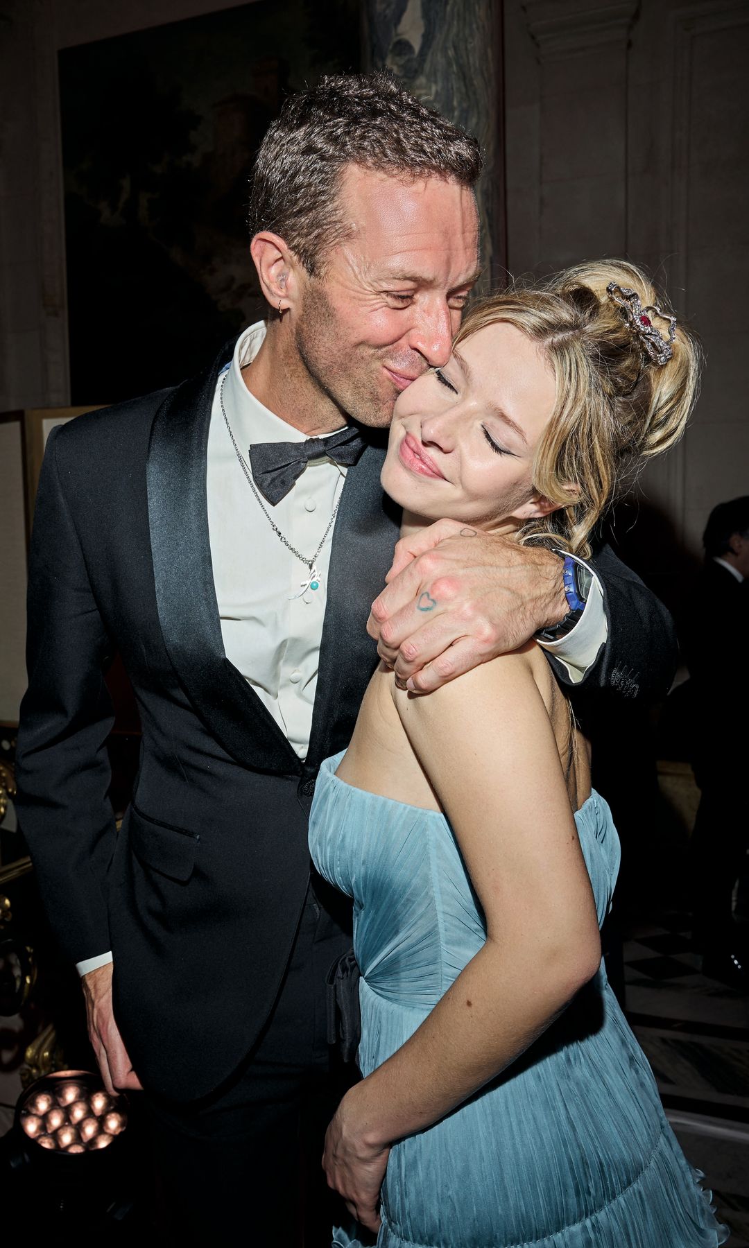 Chris Martin, besando a su hija Apple