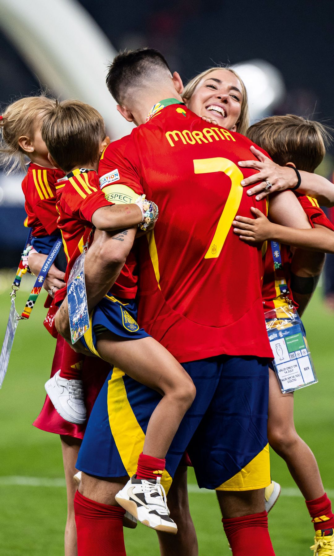 Álvaro Morata abrazando a su familia