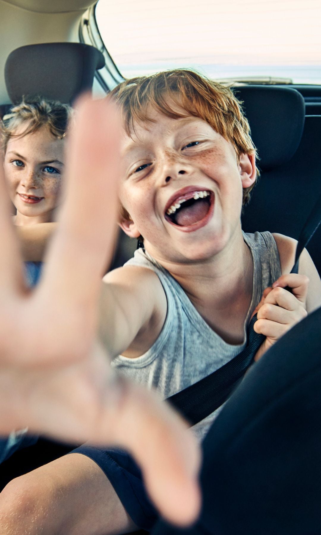 Niños viajando en coche con cinturón de seguridad y elevador