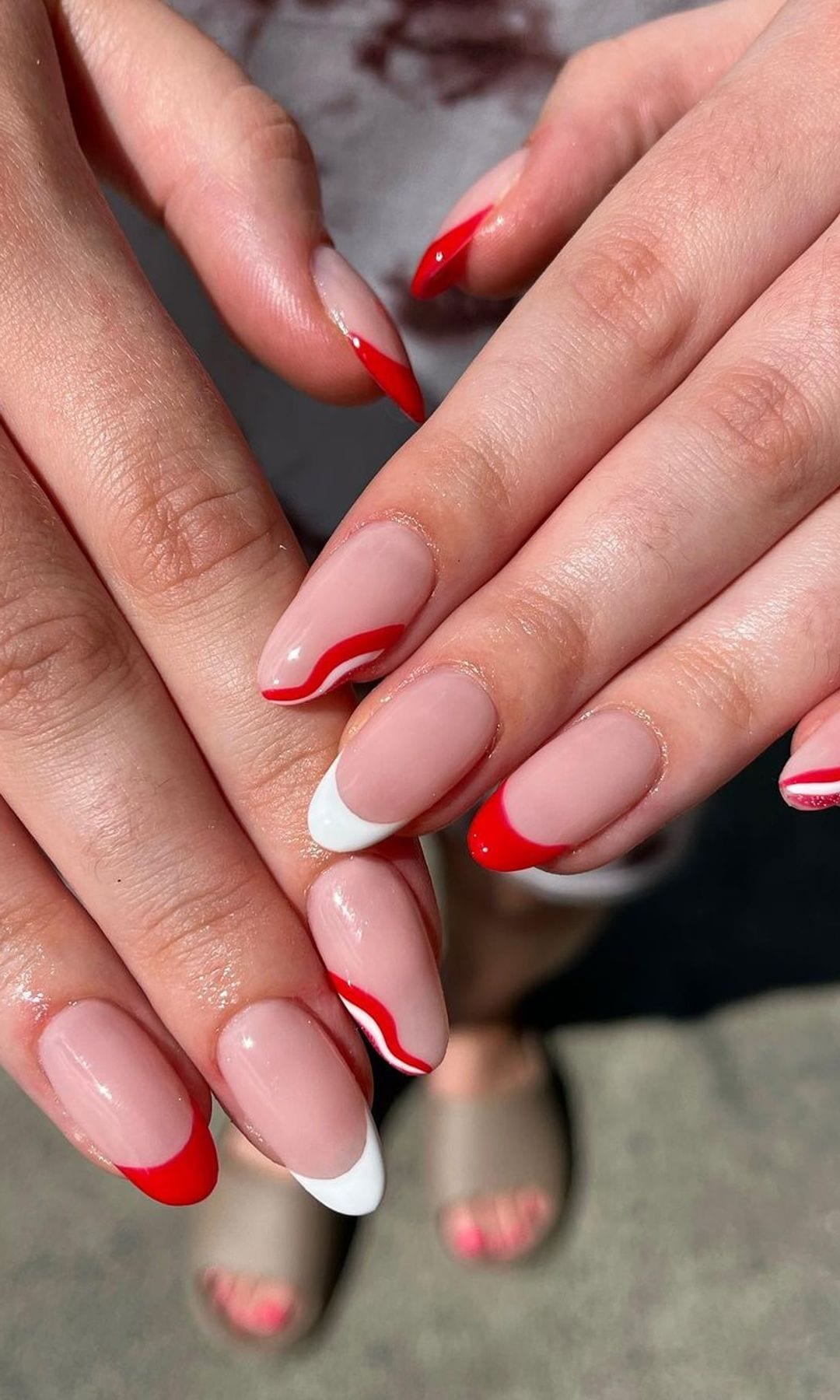 Manicura con uñas rojas