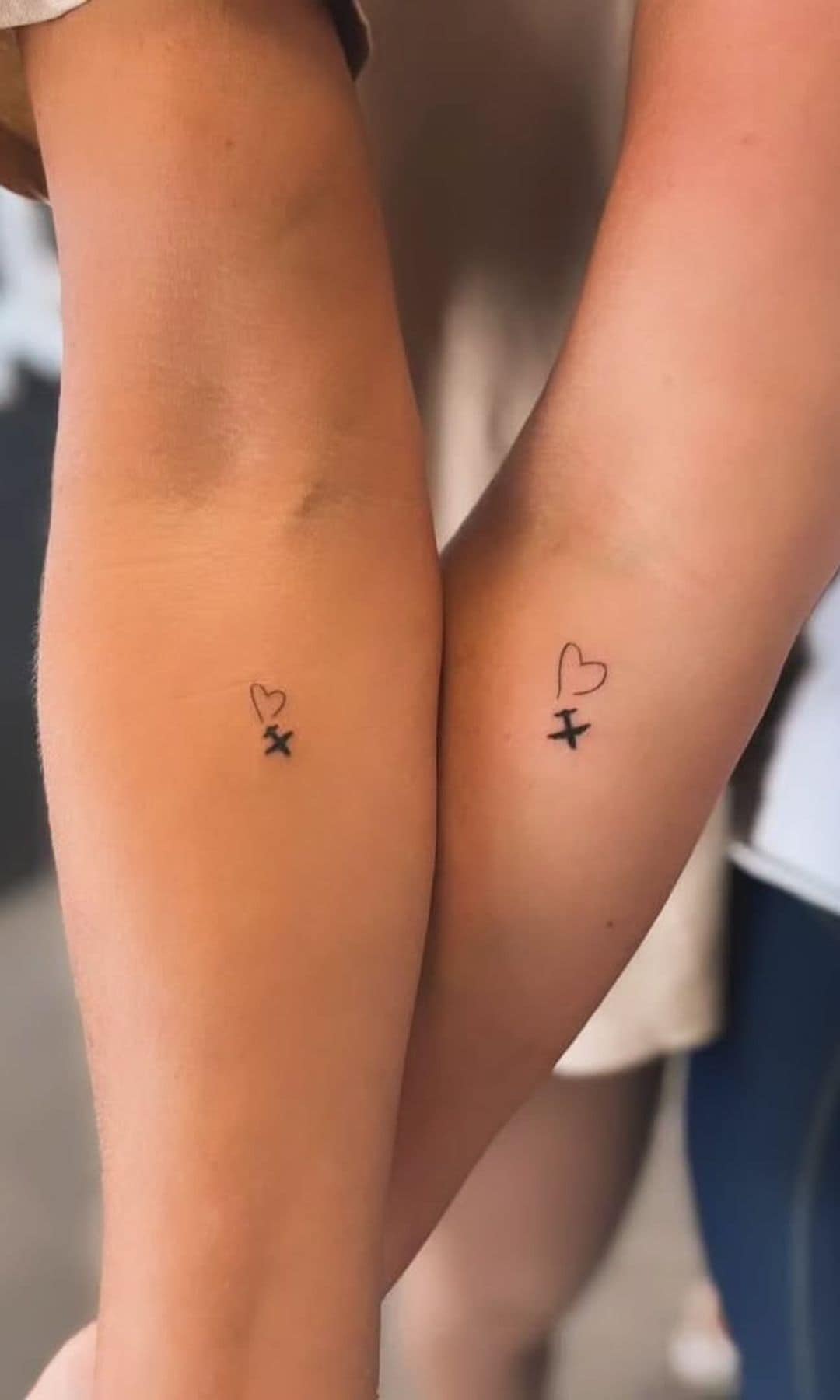 Tatuaje en pareja avión