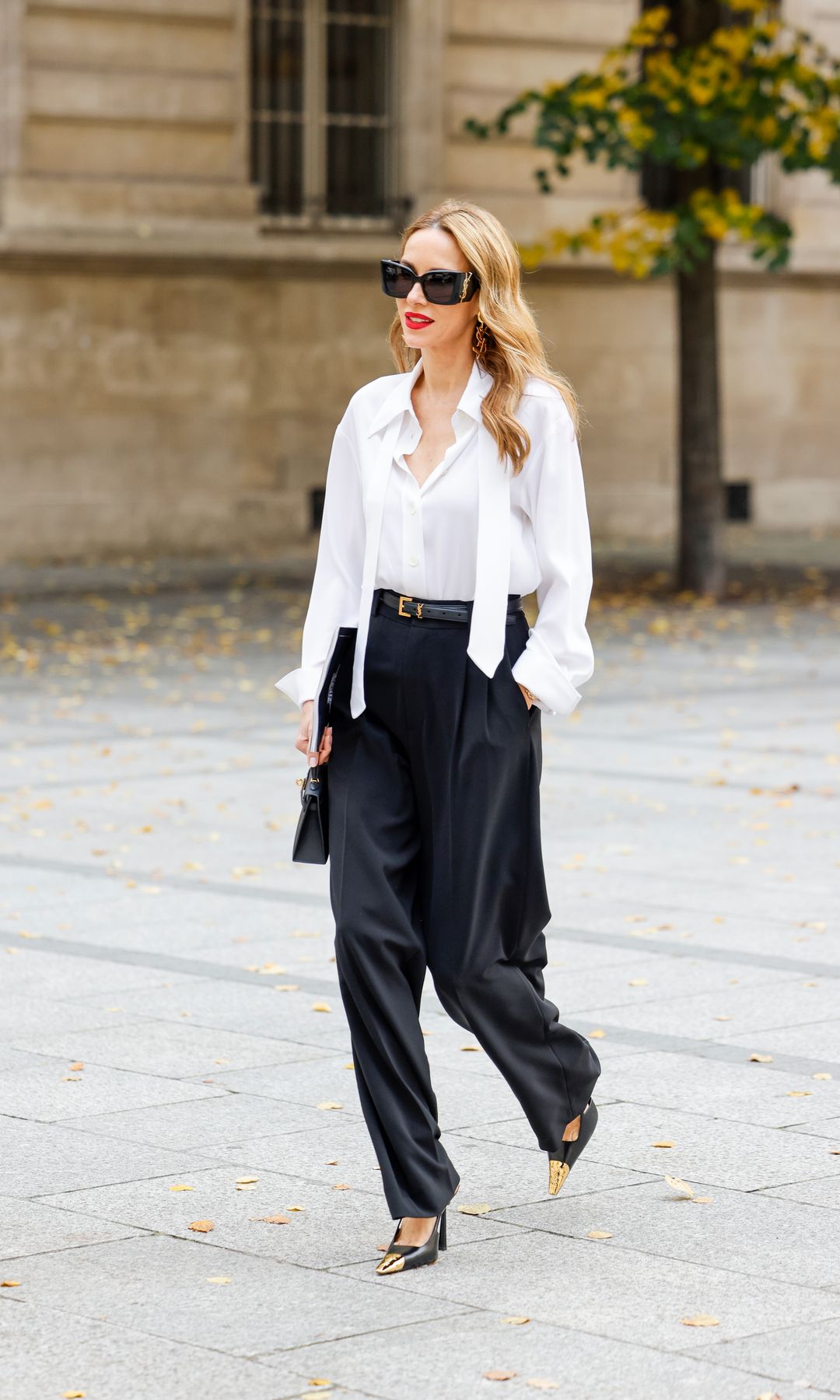 pantalones de sastre y blusa blanca