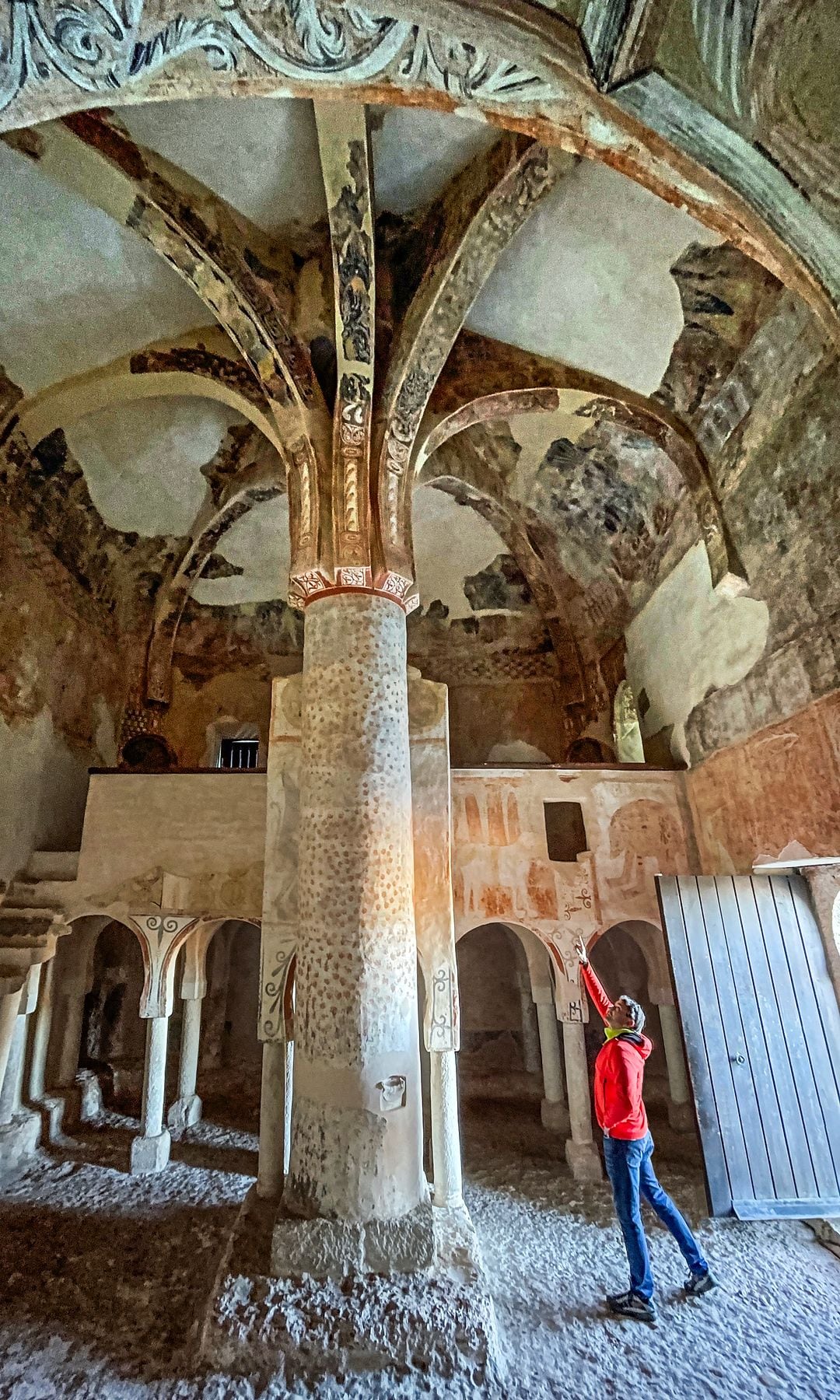 Magníficas pinturas y pilar del interior de la iglesia de San Baudelio de Berlanga, Soria